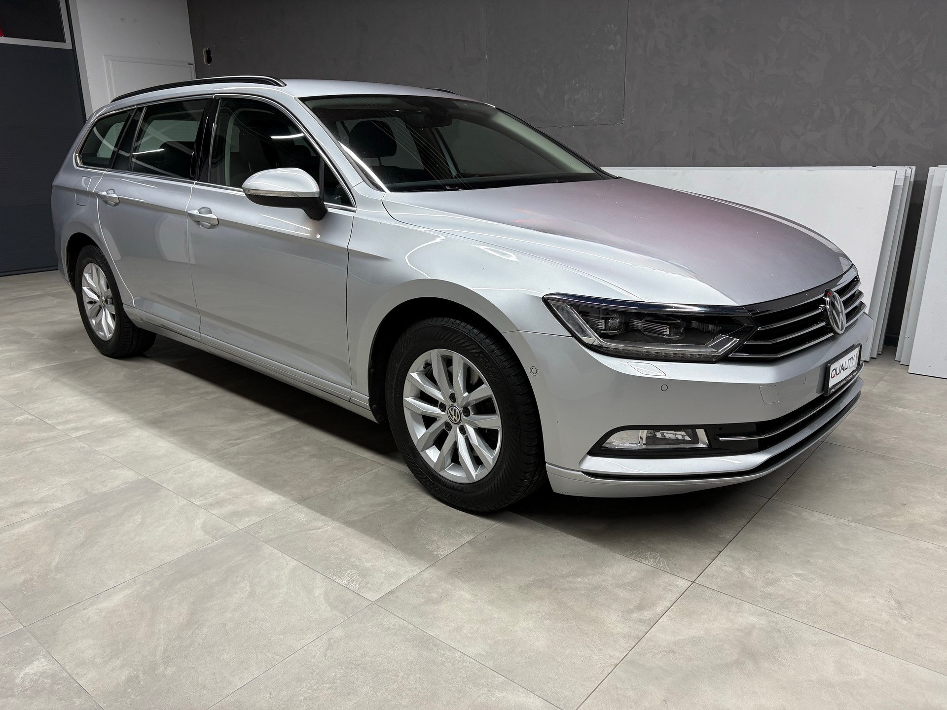 VW Passat Variant 2.0 TDI BMT DSG 4Motion-image-1