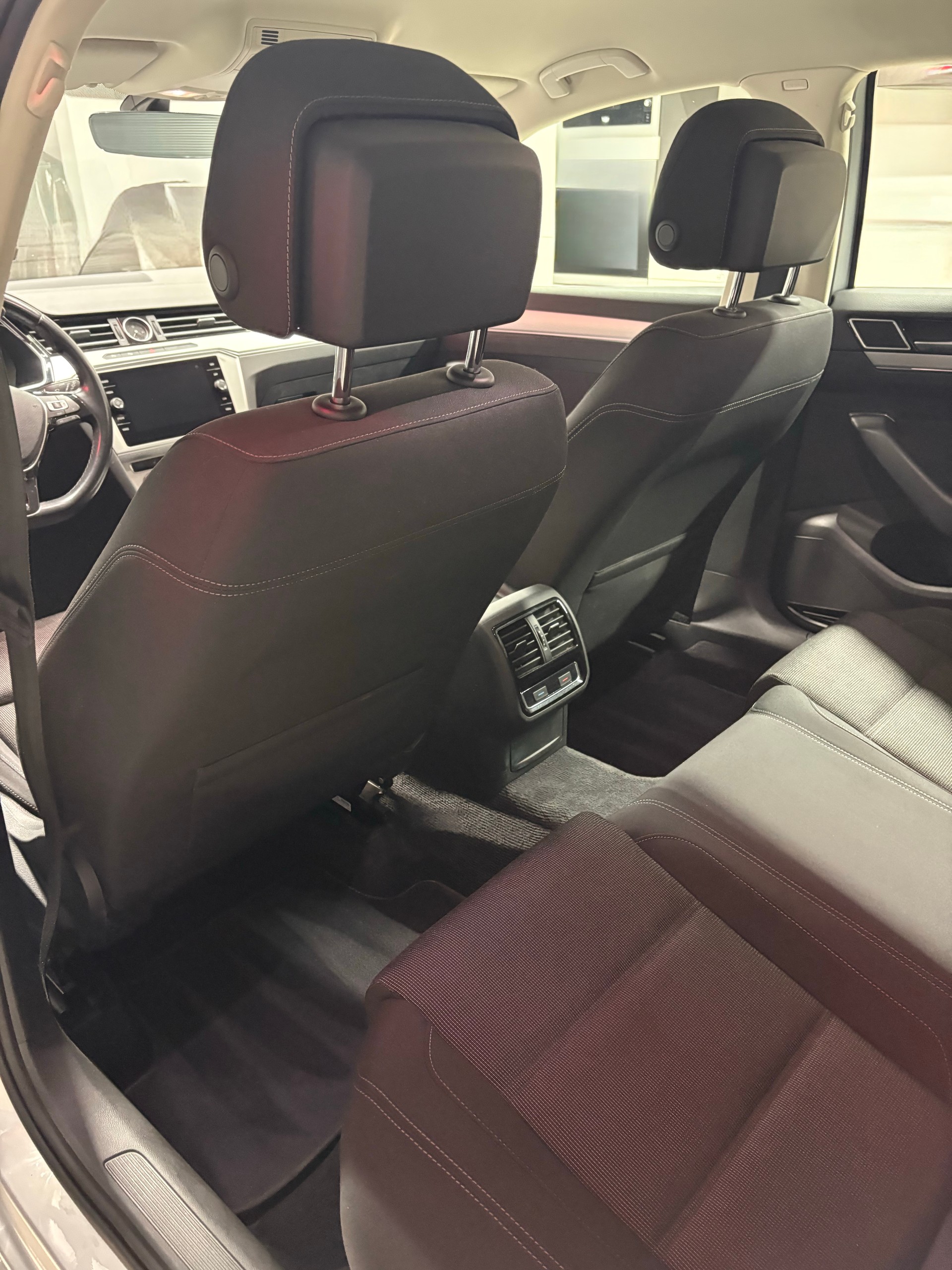 VW Passat Variant 2.0 TDI BMT DSG 4Motion-image-10