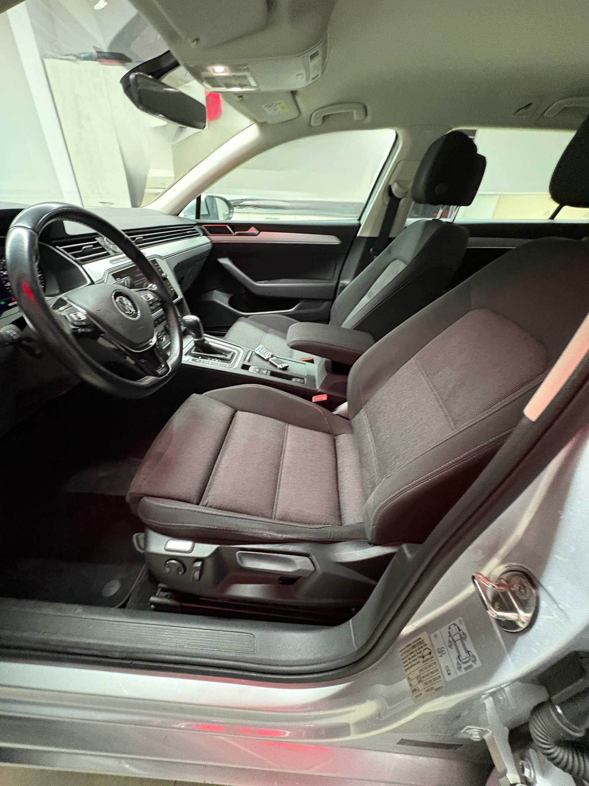 VW Passat Variant 2.0 TDI BMT DSG 4Motion-image-8