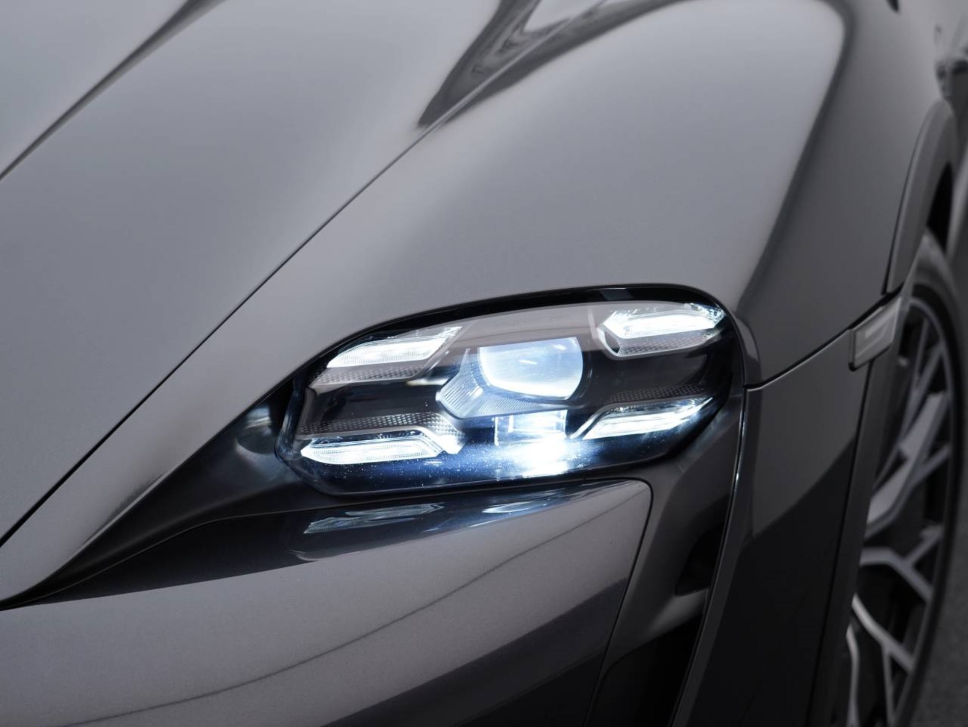 PORSCHE Taycan 4 Cross Turismo-image-12