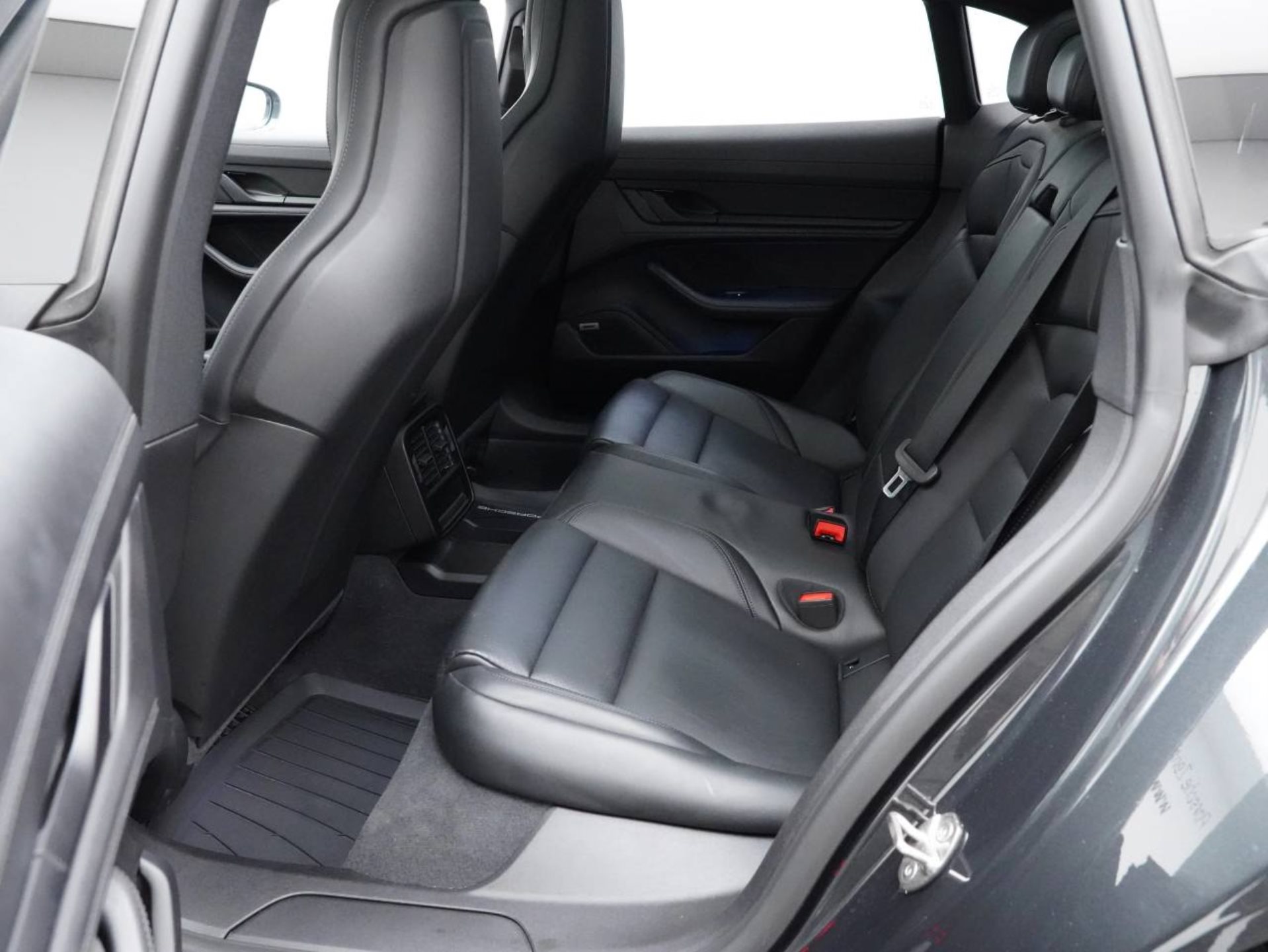 PORSCHE Taycan 4 Cross Turismo-image-28