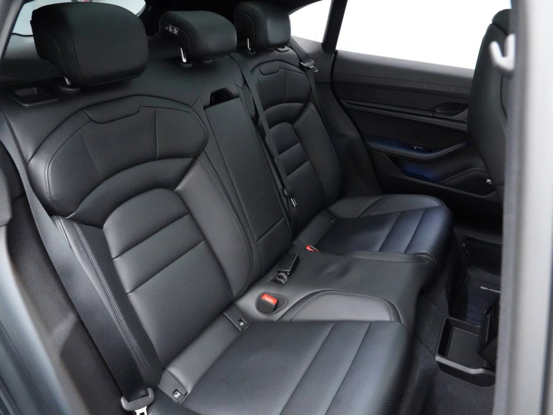 PORSCHE Taycan 4 Cross Turismo-image-30