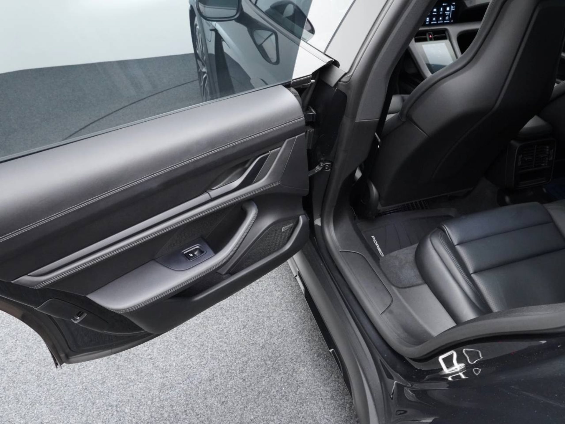 PORSCHE Taycan 4 Cross Turismo-image-27