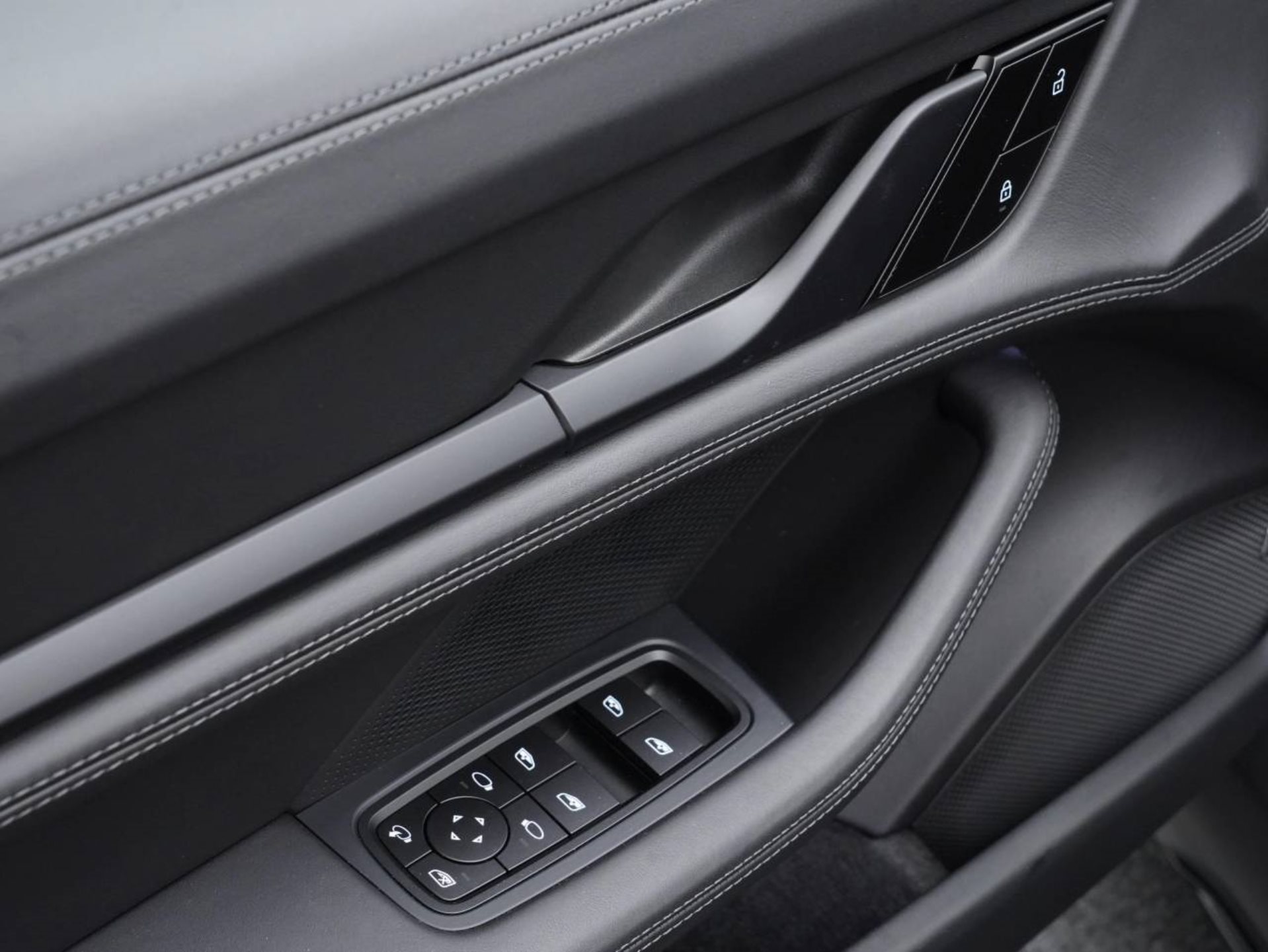 PORSCHE Taycan 4 Cross Turismo-image-21
