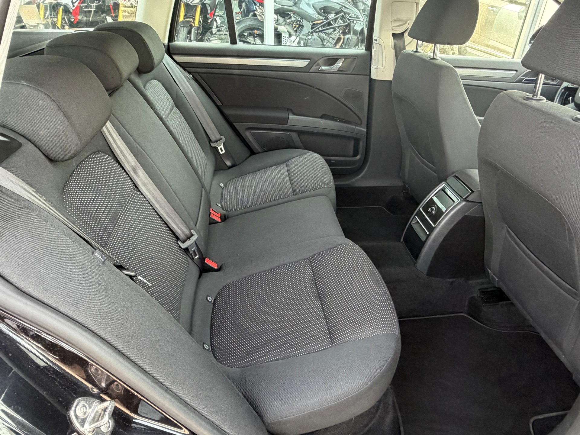 SKODA Superb Combi 2.0 TDi Ambition DSG-image-12