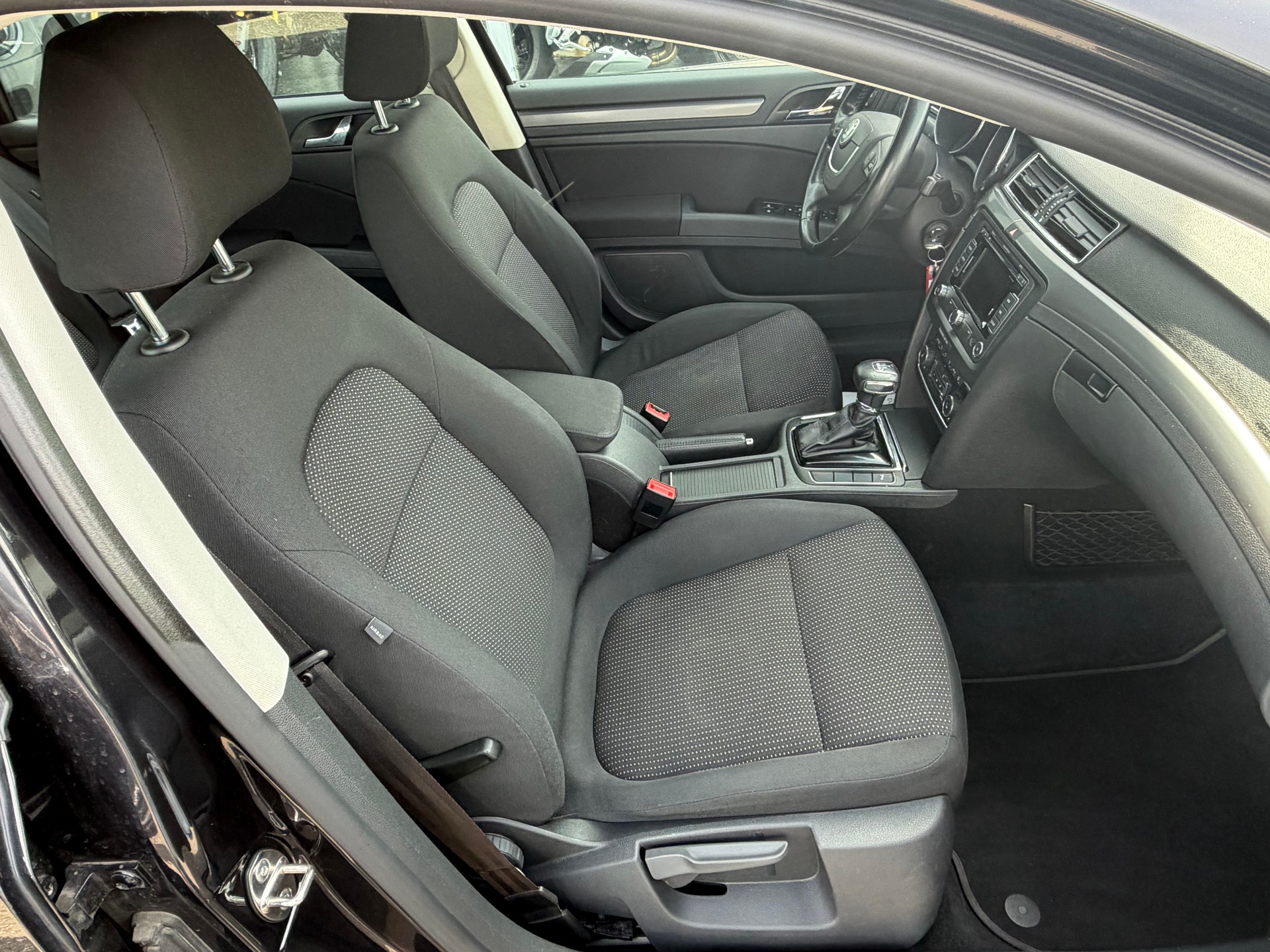 SKODA Superb Combi 2.0 TDi Ambition DSG-image-9