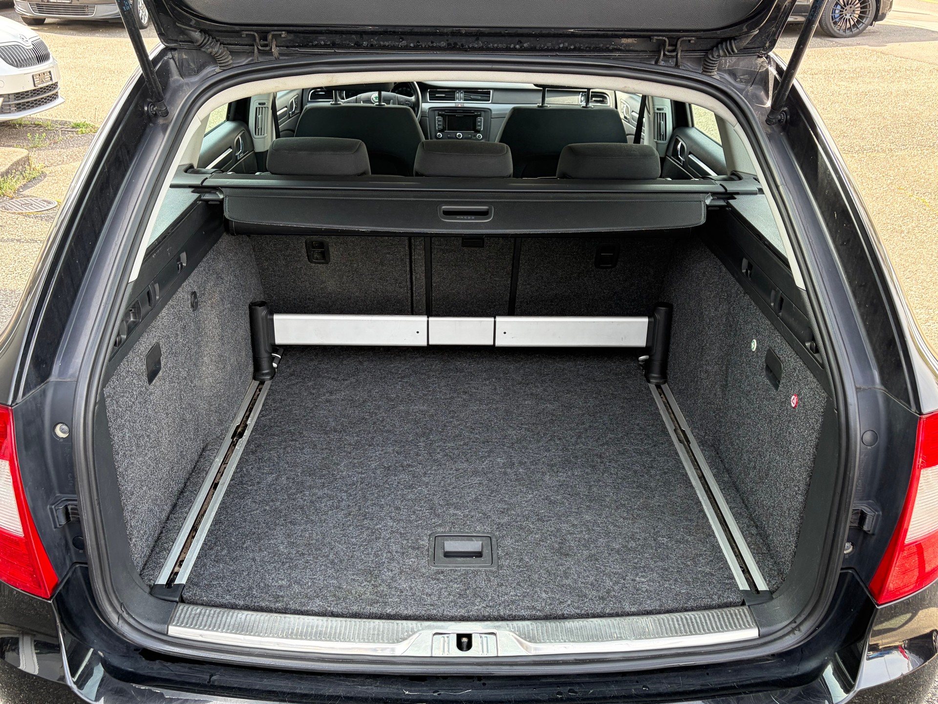 SKODA Superb Combi 2.0 TDi Ambition DSG-image-6