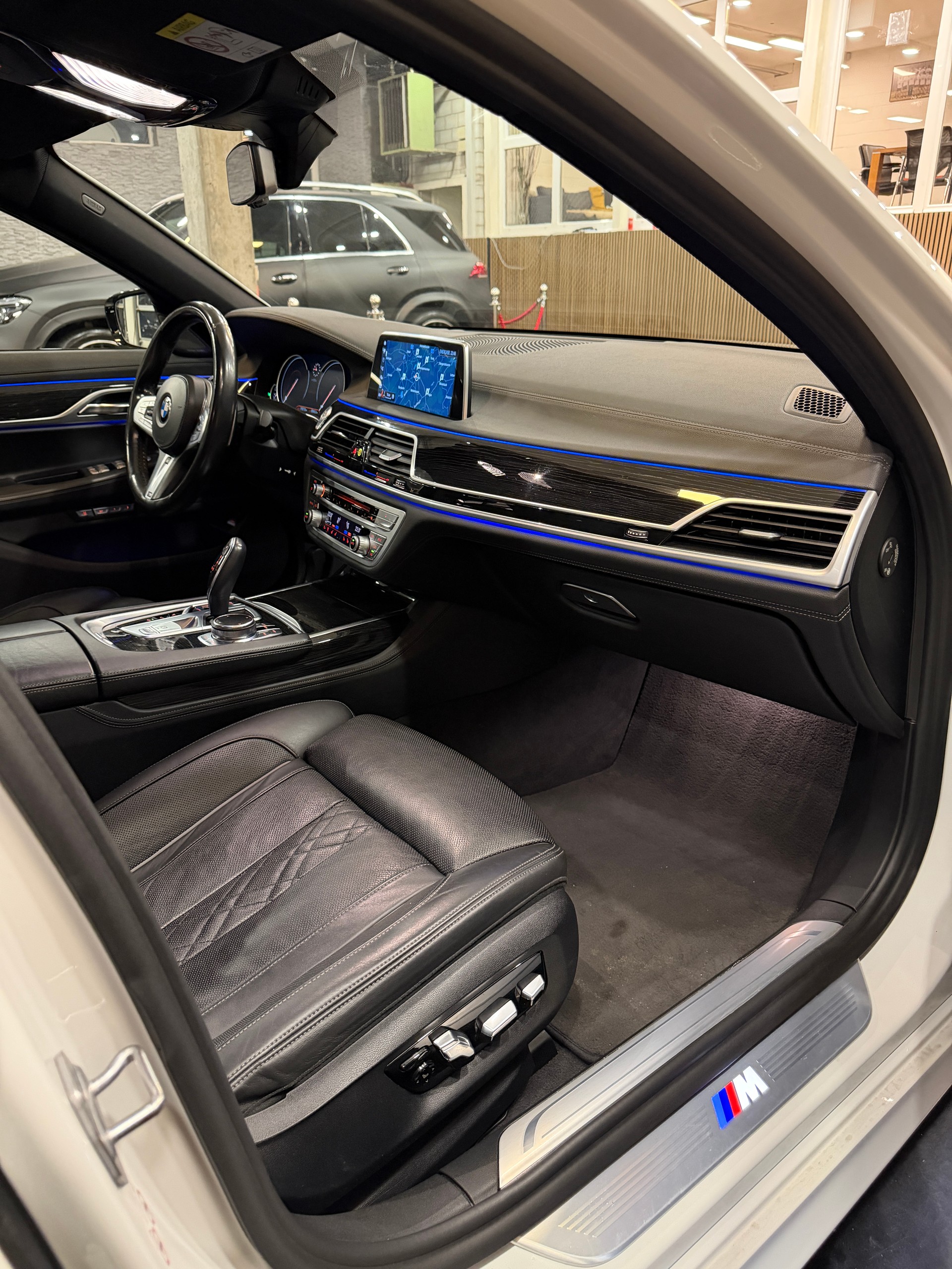 BMW 750i xDrive Steptronic-image-14