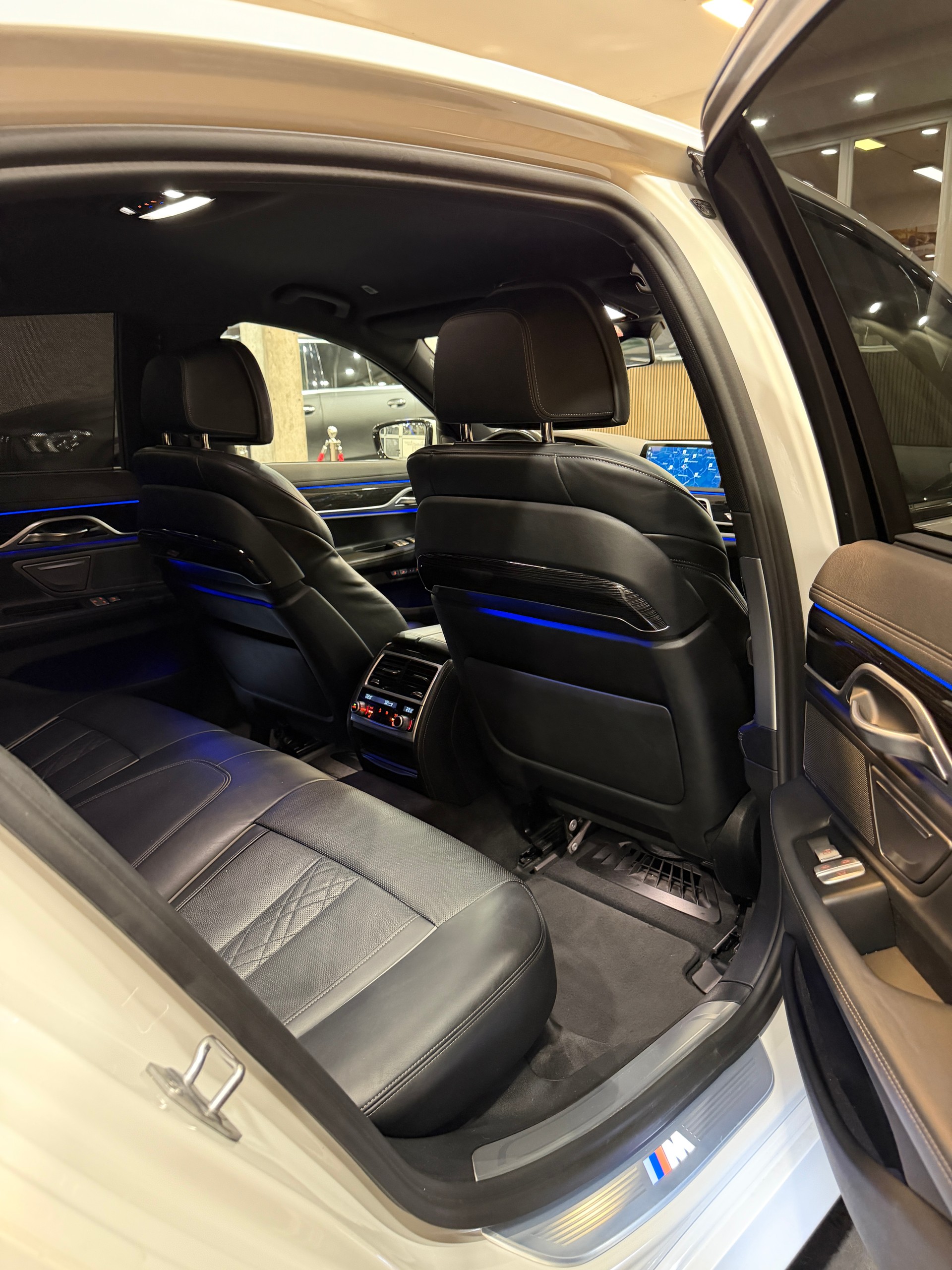 BMW 750i xDrive Steptronic-image-15