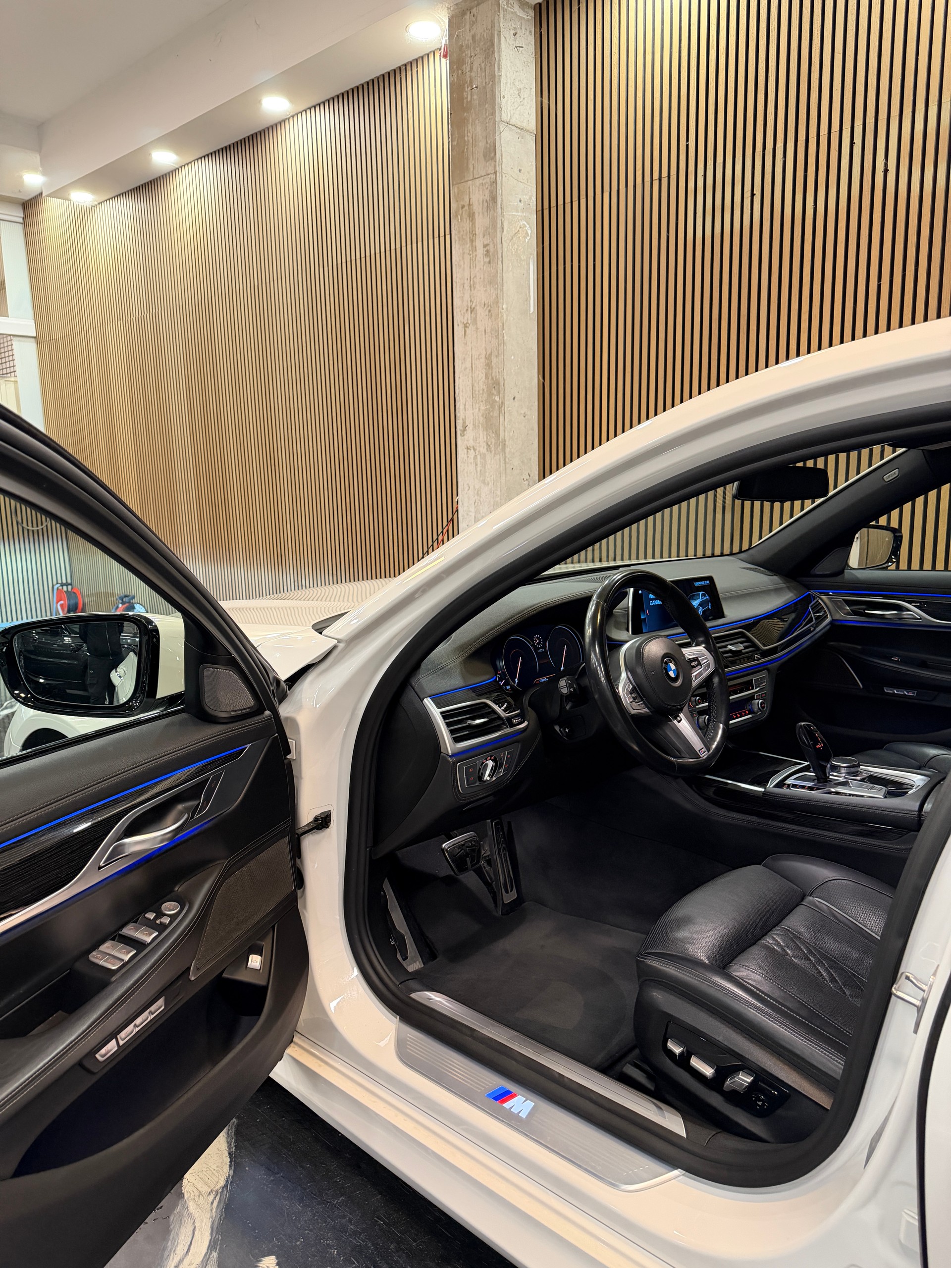 BMW 750i xDrive Steptronic-image-5
