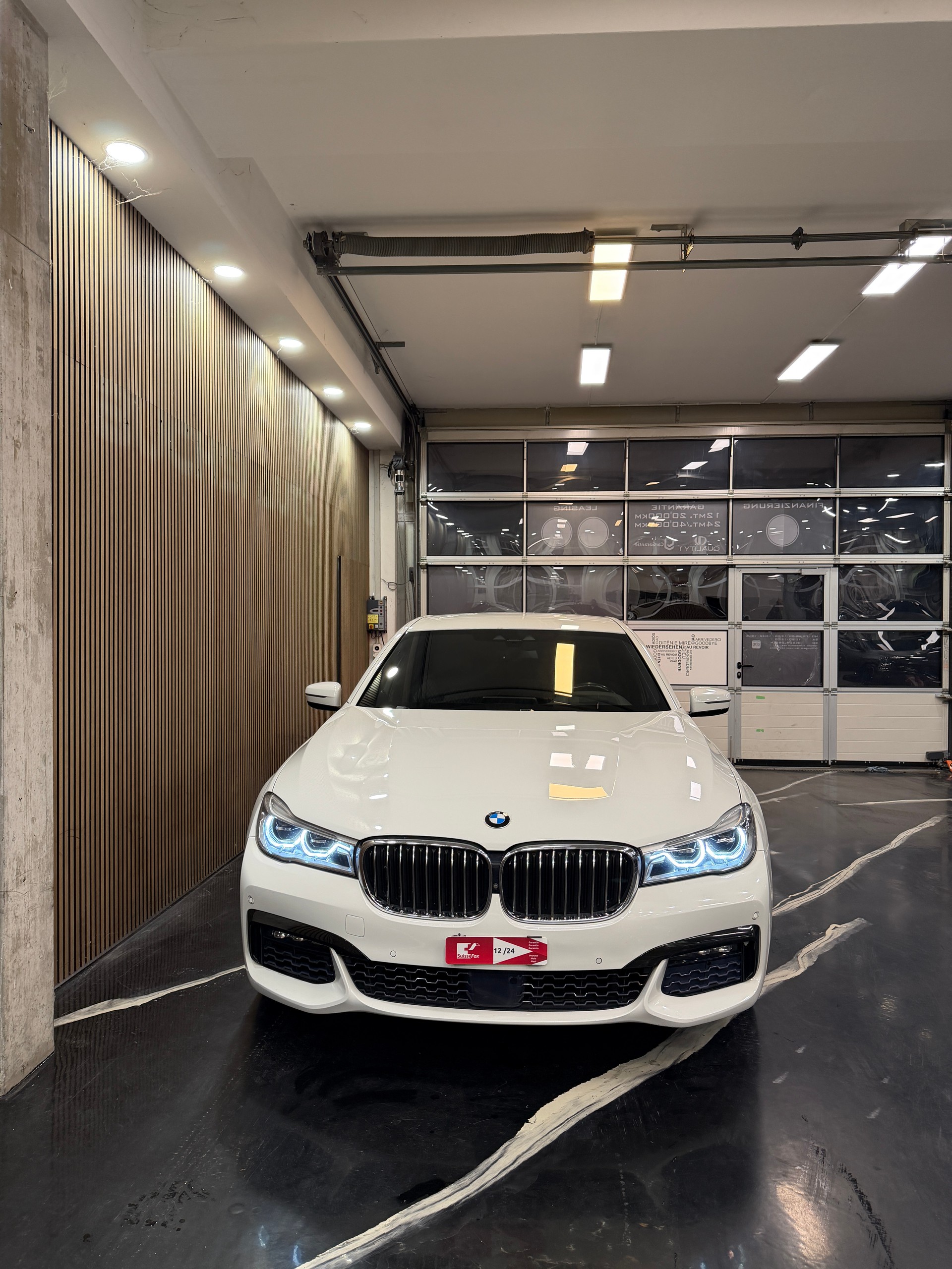 BMW 750i xDrive Steptronic-showroom-element-1