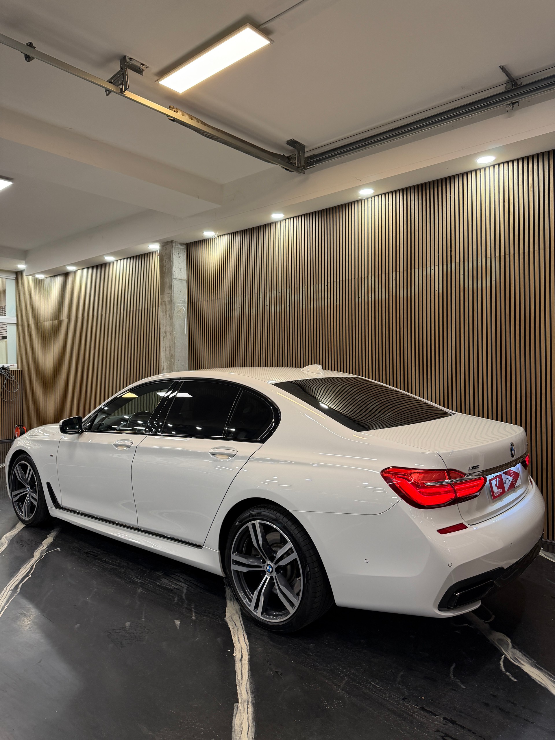 BMW 750i xDrive Steptronic-showroom-element-3