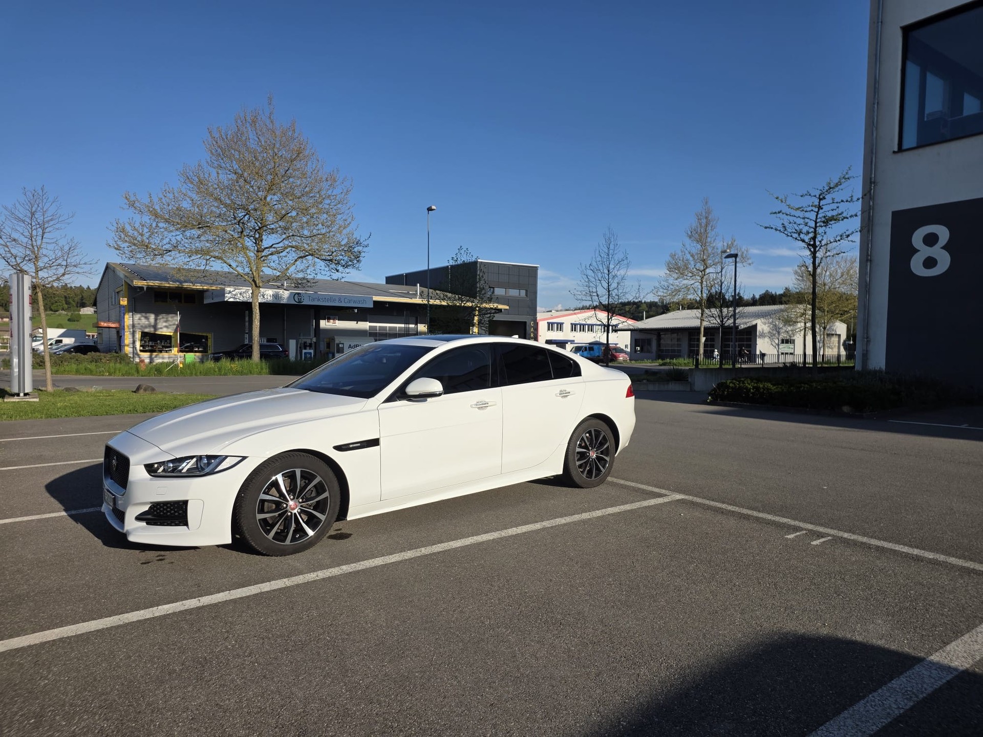 JAGUAR XE 20d R-Sport Automat-image-2