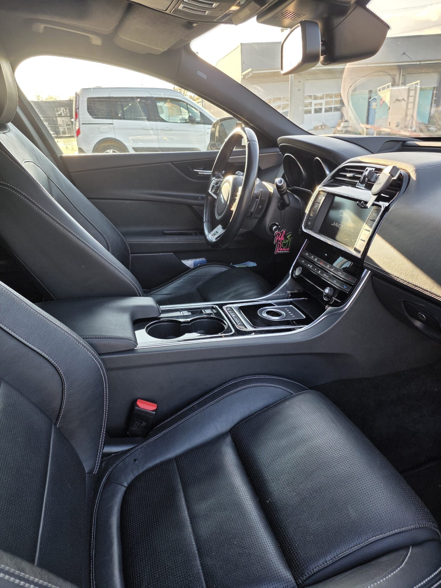 JAGUAR XE 20d R-Sport Automat-image-9
