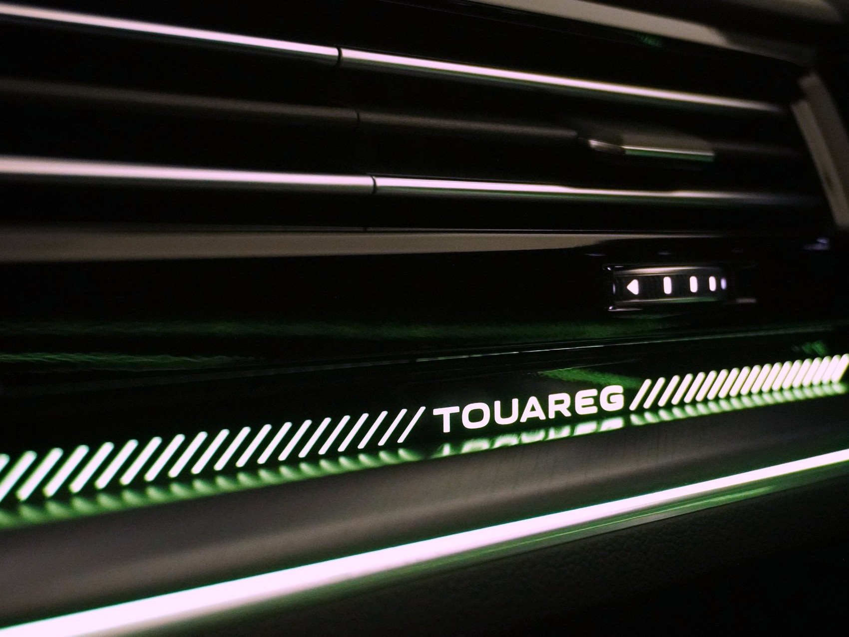 VW Touareg 3.0 V6 TSI R-Line Black Style 4Motion **Vollausstattung**-image-18