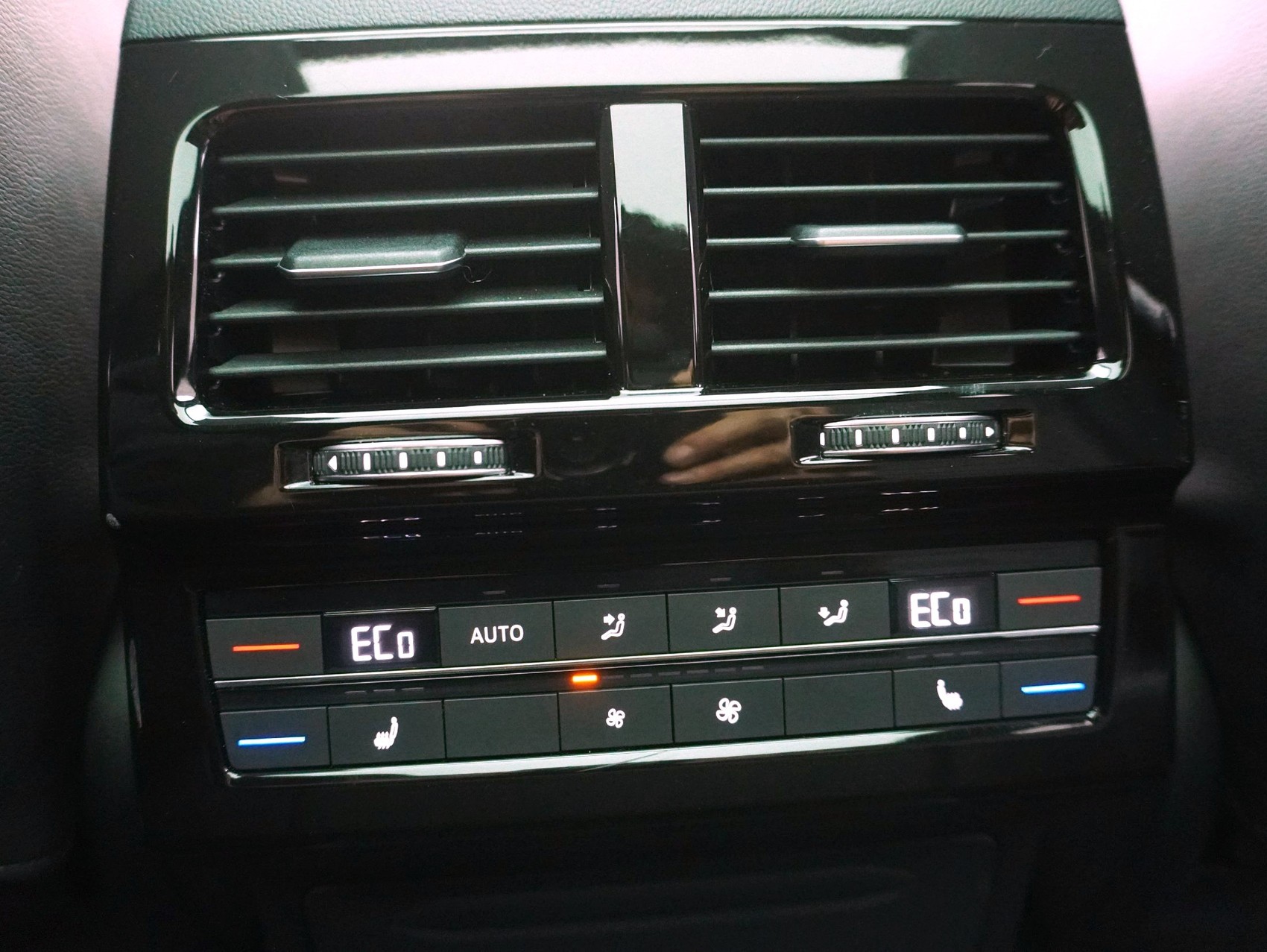 VW Touareg 3.0 V6 TSI R-Line Black Style 4Motion **Vollausstattung**-image-13