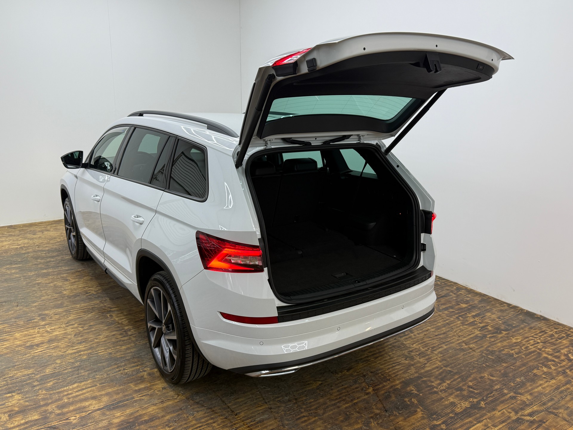 SKODA Kodiaq 2.0 TDI CR Sport Line 4x4 DSG ~AHK~7-PLÄTZER~-image-24