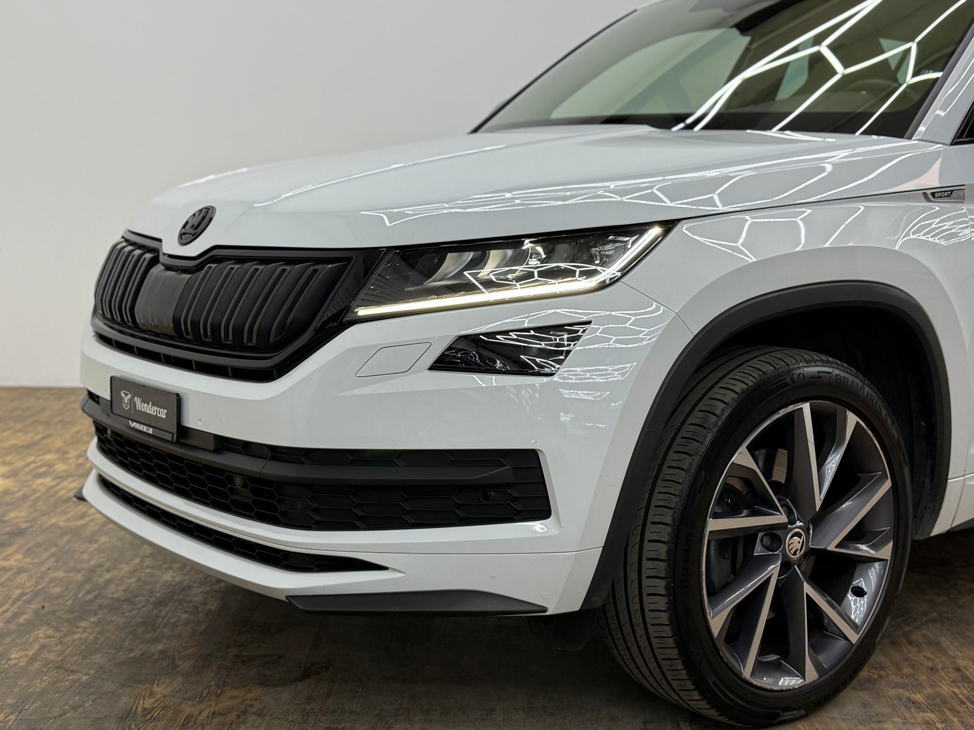 SKODA Kodiaq 2.0 TDI CR Sport Line 4x4 DSG ~AHK~7-PLÄTZER~-image-4
