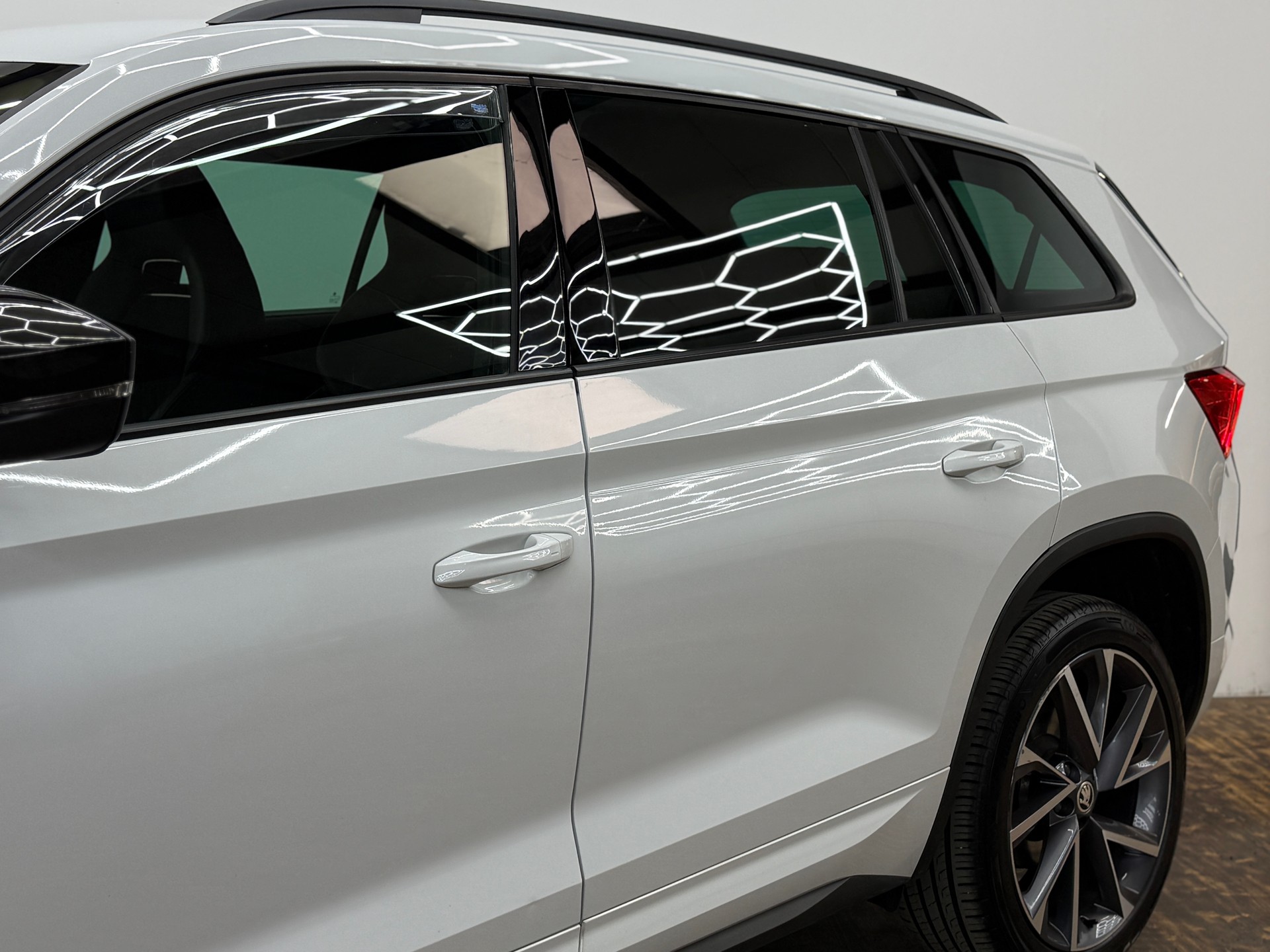SKODA Kodiaq 2.0 TDI CR Sport Line 4x4 DSG ~AHK~7-PLÄTZER~-image-6