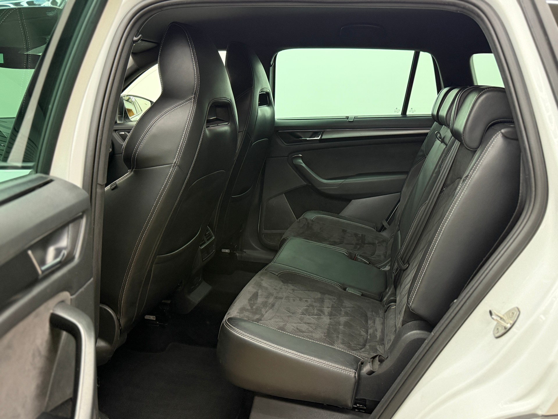 SKODA Kodiaq 2.0 TDI CR Sport Line 4x4 DSG ~AHK~7-PLÄTZER~-image-22