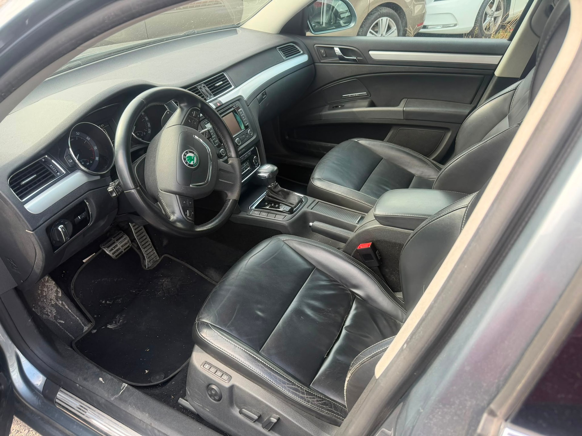 SKODA Superb Combi 3.6 FSI Ambition 4x4 DSG-image-4