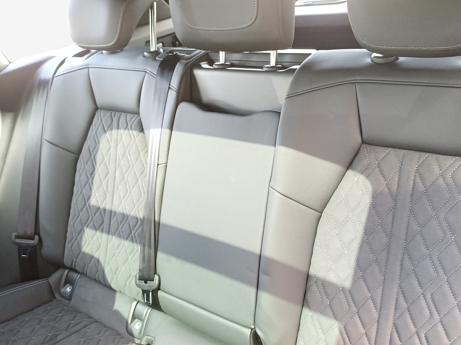 AUDI Q4 e-tron 45 Attraction quattro-image-12
