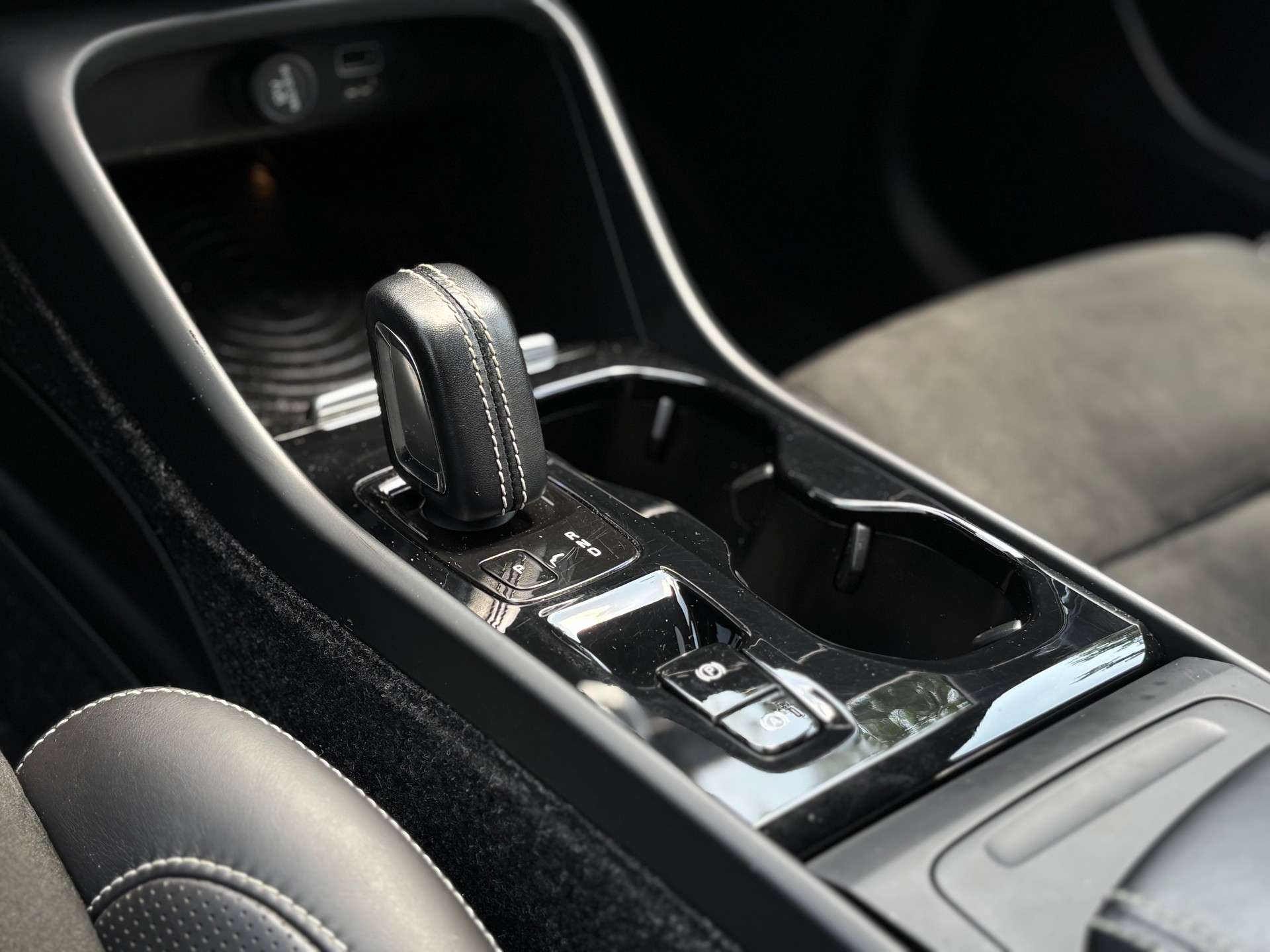 VOLVO XC40 2.0 T5 R-Design AWD-image-15