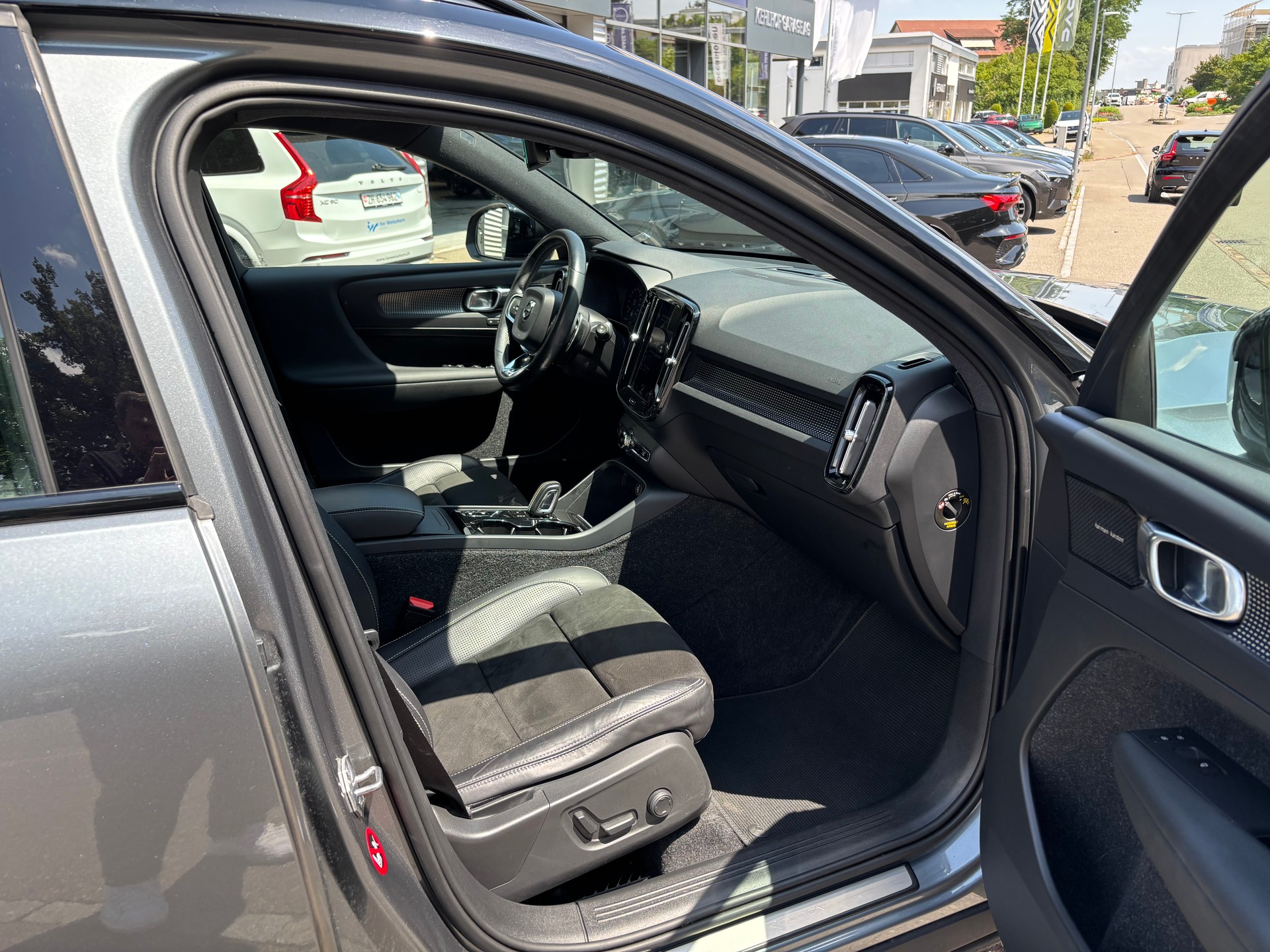 VOLVO XC40 2.0 T5 R-Design AWD-image-6