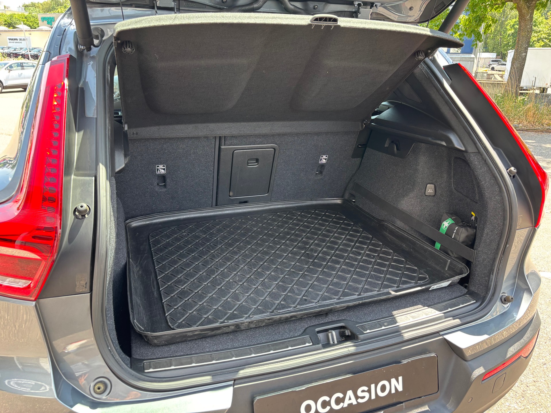VOLVO XC40 2.0 T5 R-Design AWD-image-9