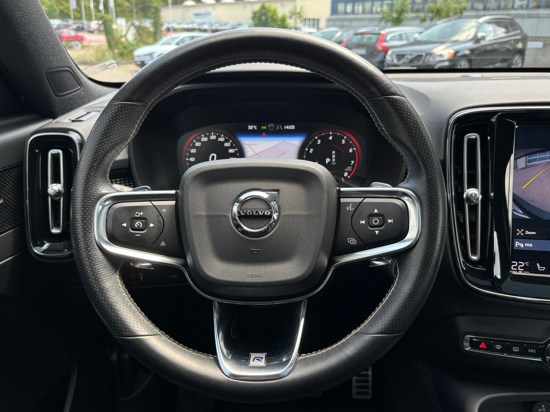 VOLVO XC40 2.0 T5 R-Design AWD-image-17