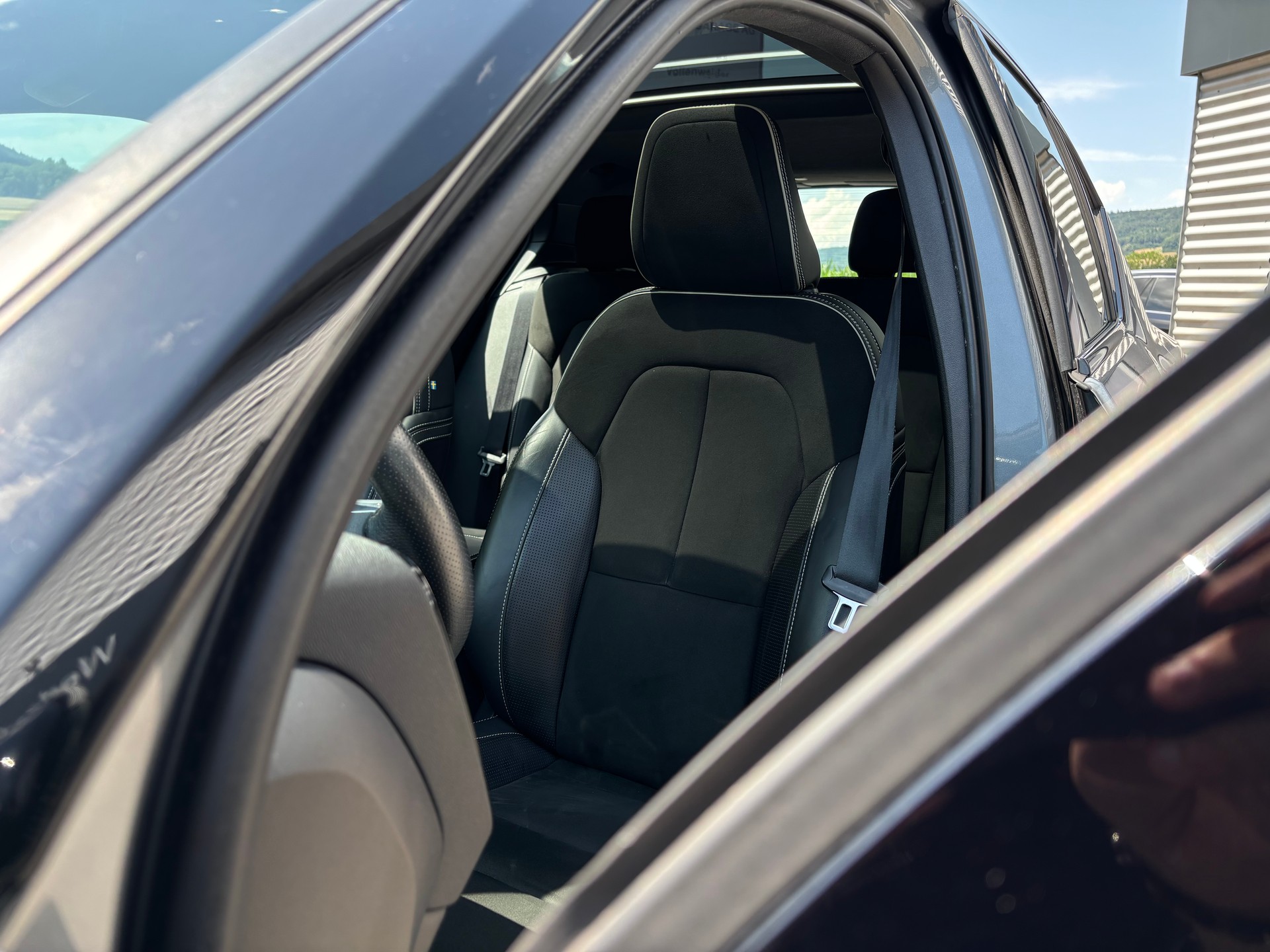 VOLVO XC40 2.0 T5 R-Design AWD-image-3