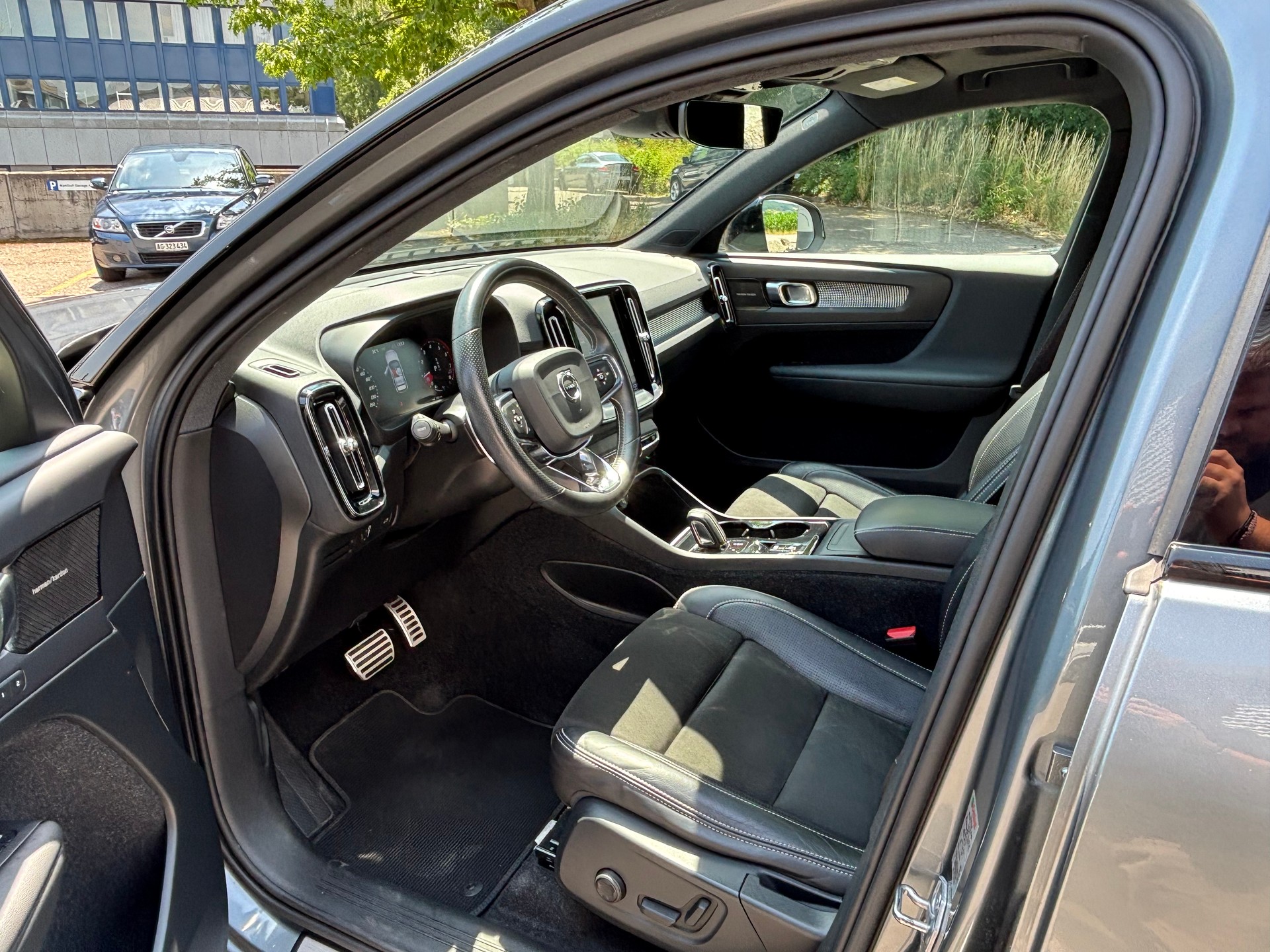 VOLVO XC40 2.0 T5 R-Design AWD-image-2