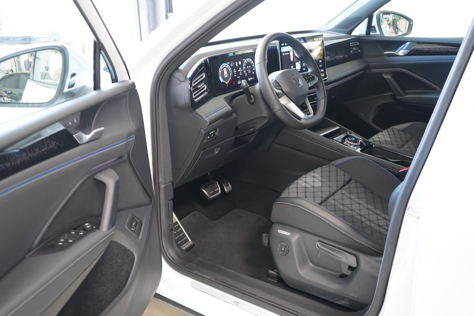 VW Tiguan 2.0 TSI DSG R-Line 4Motion-image-13