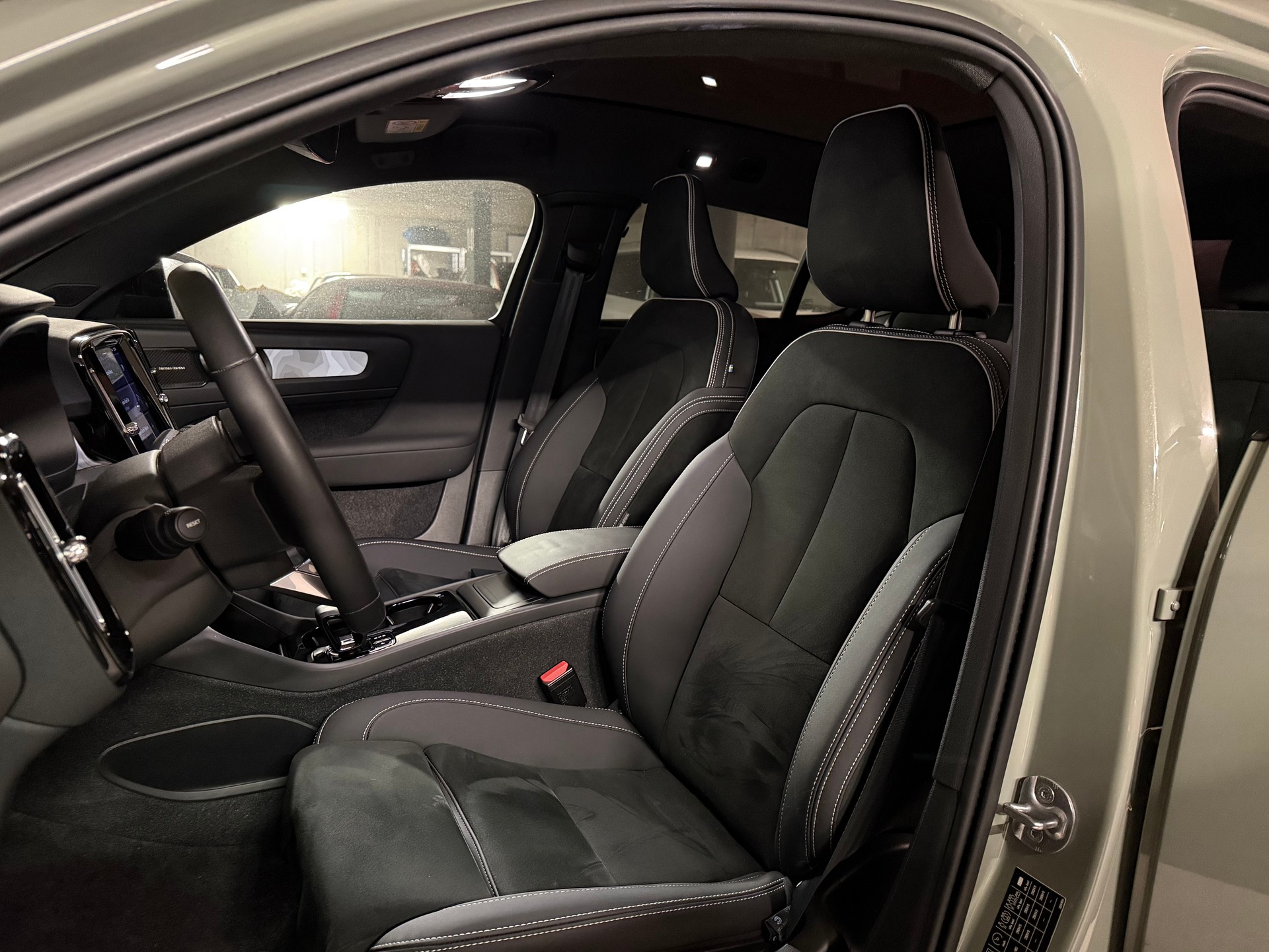 VOLVO XC40 Recharge P8 Twin AWD Pure Electric Plus-image-9