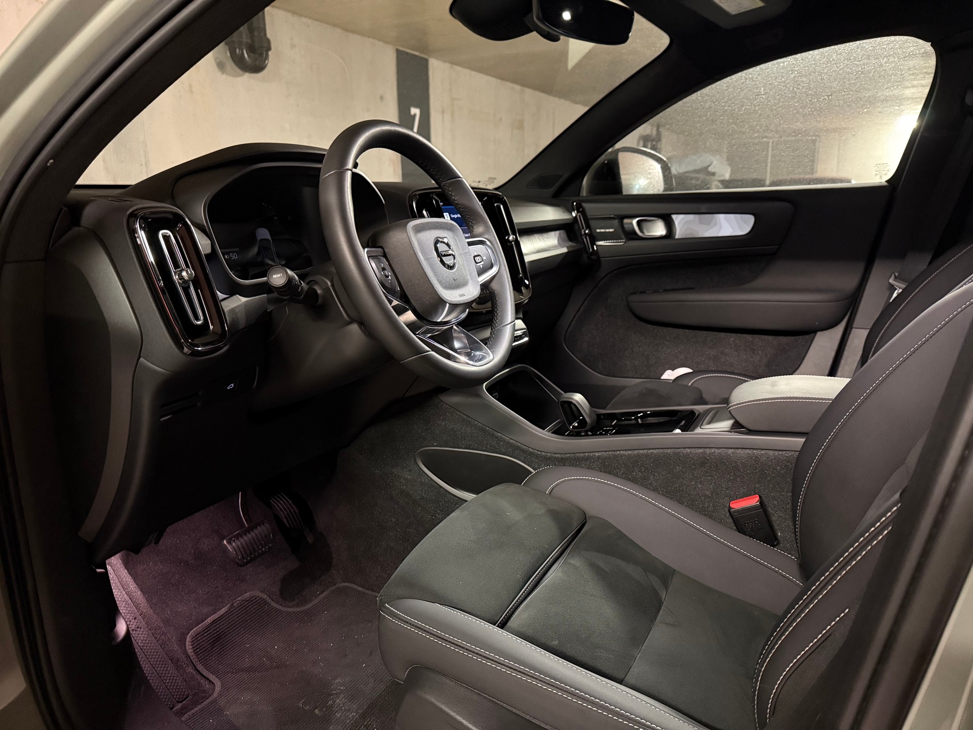 VOLVO XC40 Recharge P8 Twin AWD Pure Electric Plus-image-8