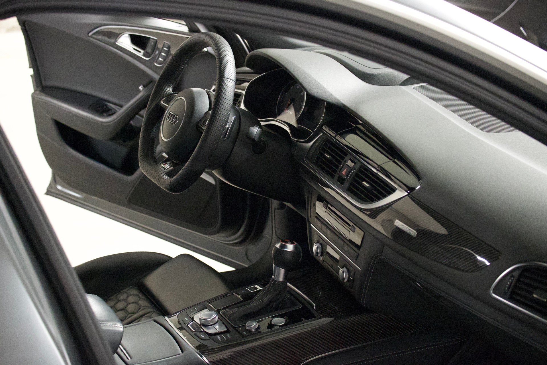 AUDI 4.0 V8 TFSI quattro T-Tronic-image-3
