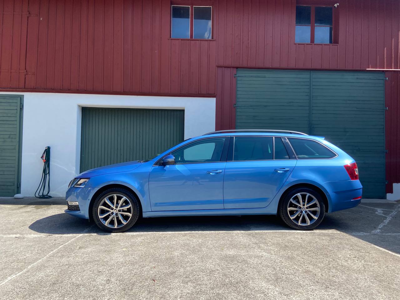 SKODA Octavia Combi 1.5 TSI Swiss Line DSG-image-1