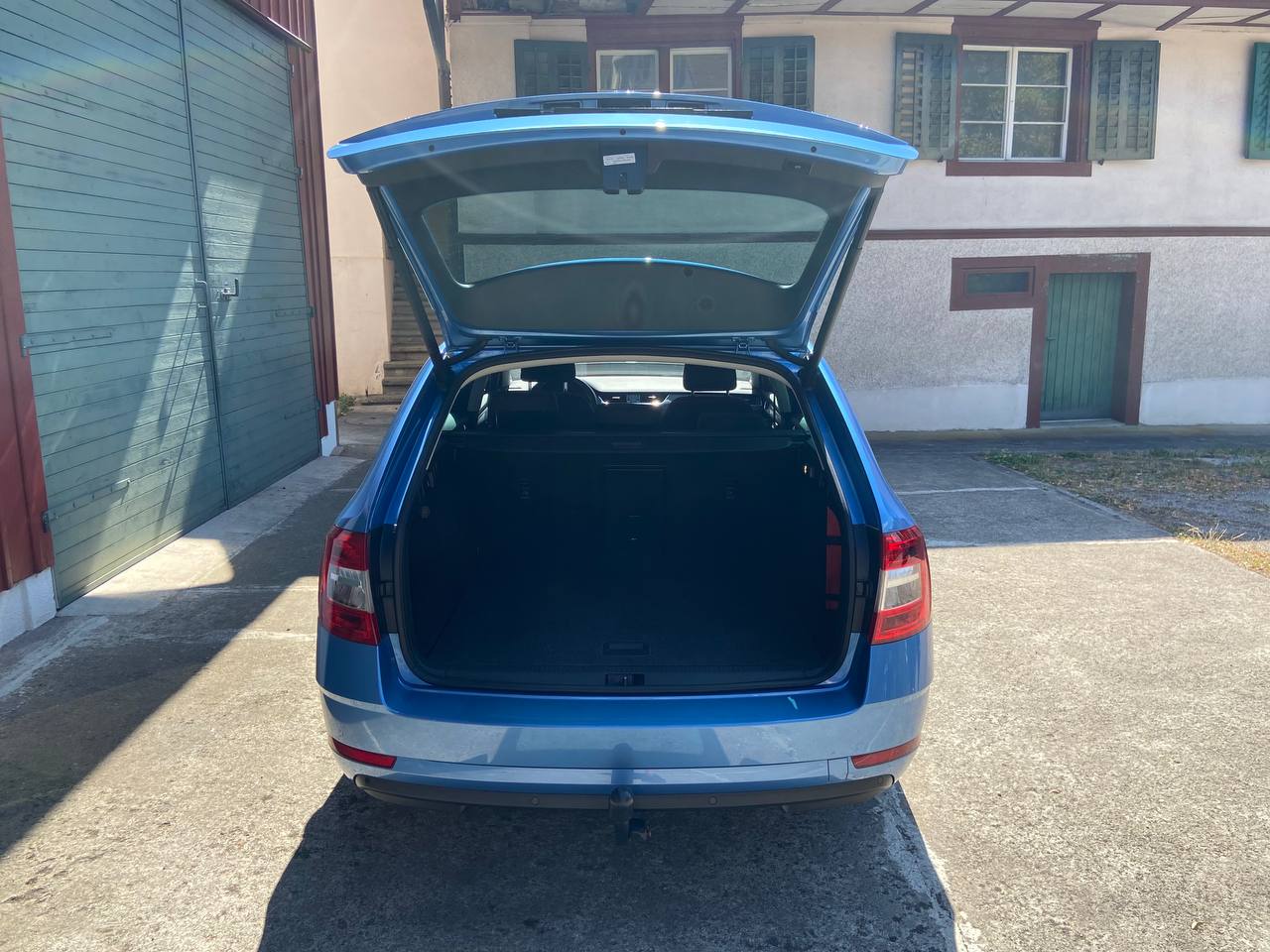 SKODA Octavia Combi 1.5 TSI Swiss Line DSG-image-9
