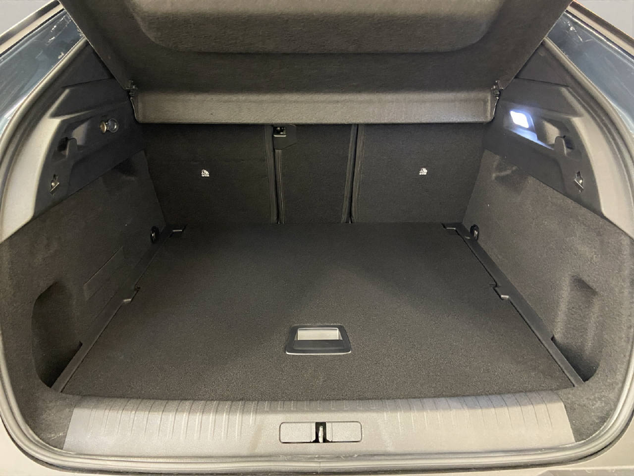 PEUGEOT 3008 1.2 Hybrid Allure Premium-image-12