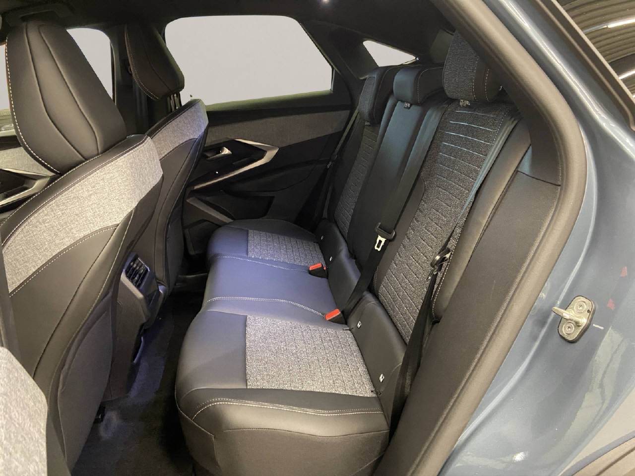 PEUGEOT 3008 1.2 Hybrid Allure Premium-image-11