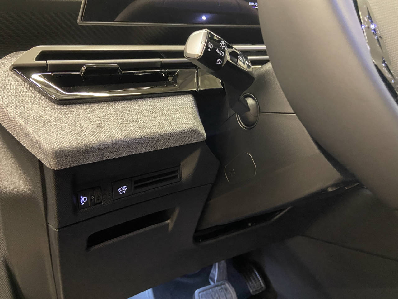 PEUGEOT 3008 1.2 Hybrid Allure Premium-image-9