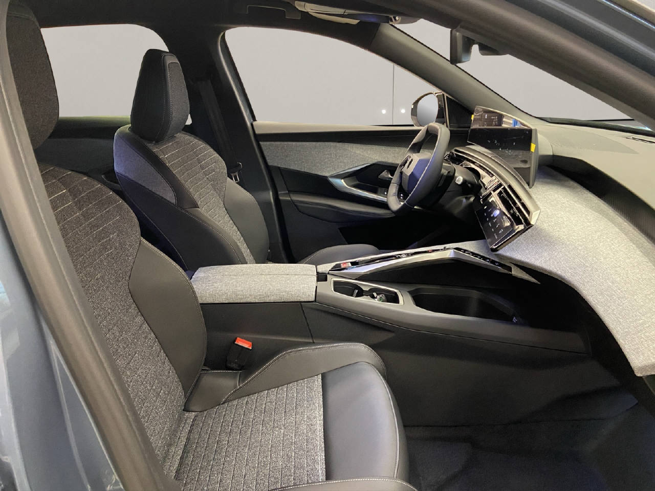 PEUGEOT 3008 1.2 Hybrid Allure Premium-image-10