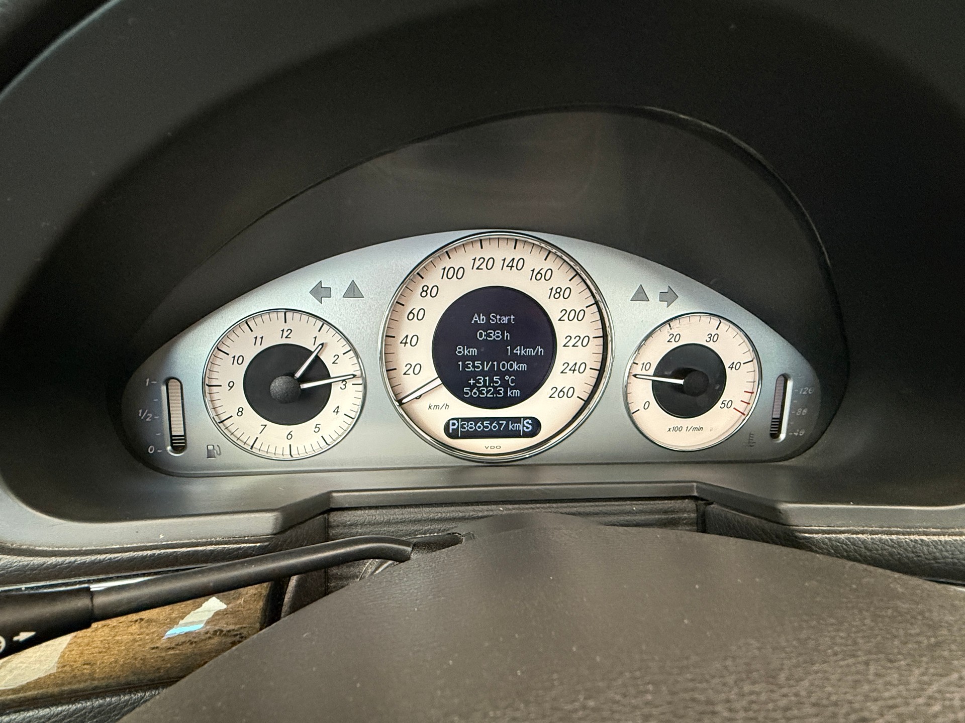 MERCEDES-BENZ E 270 CDI Avantgarde-image-13