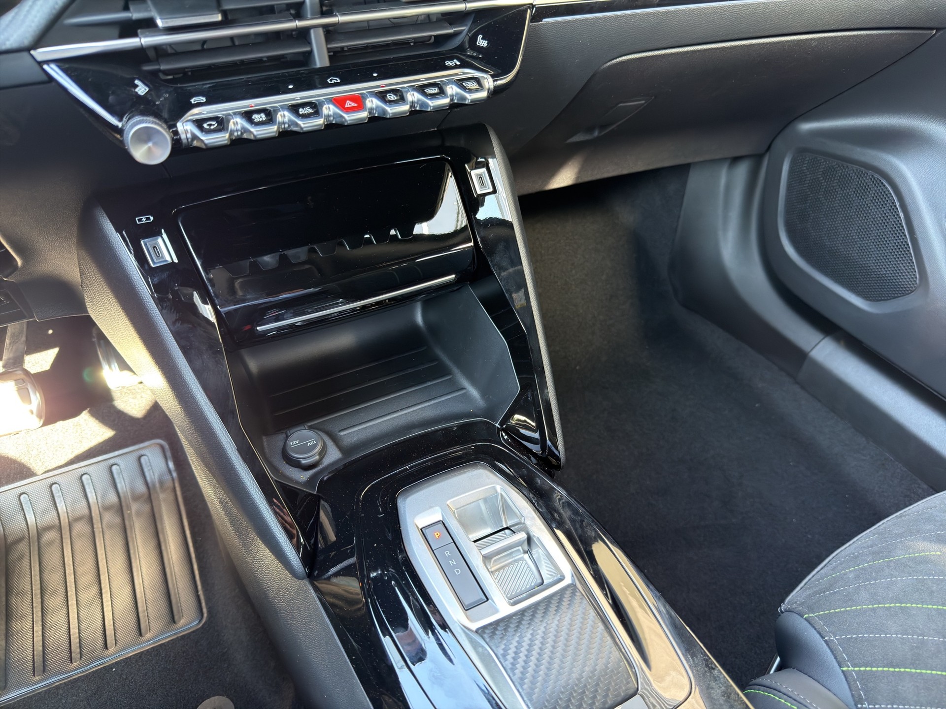 PEUGEOT 2008 1.2 MHEV GT Exclusive-image-10