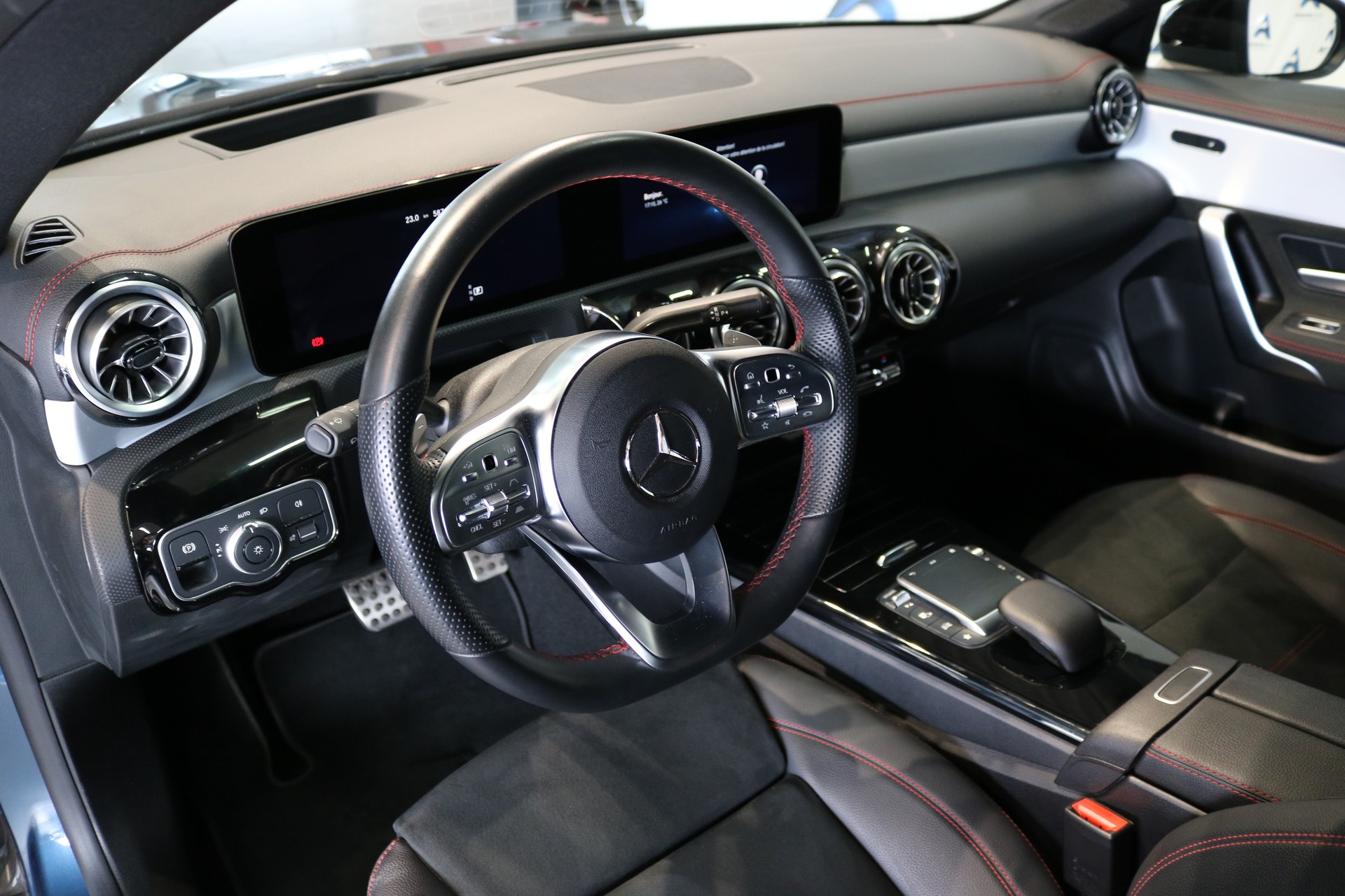 MERCEDES-BENZ CLA Shooting Brake 250 4Matic 7G-DCT AMG Line-image-2