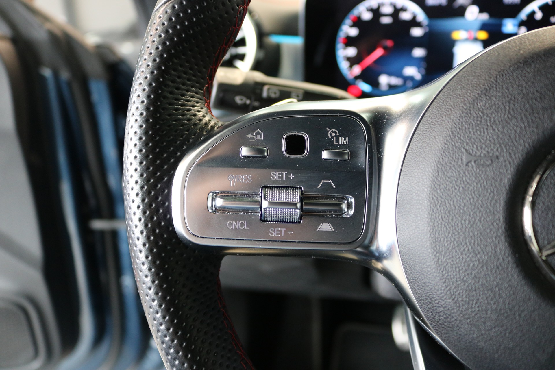 MERCEDES-BENZ CLA Shooting Brake 250 4Matic 7G-DCT AMG Line-image-28