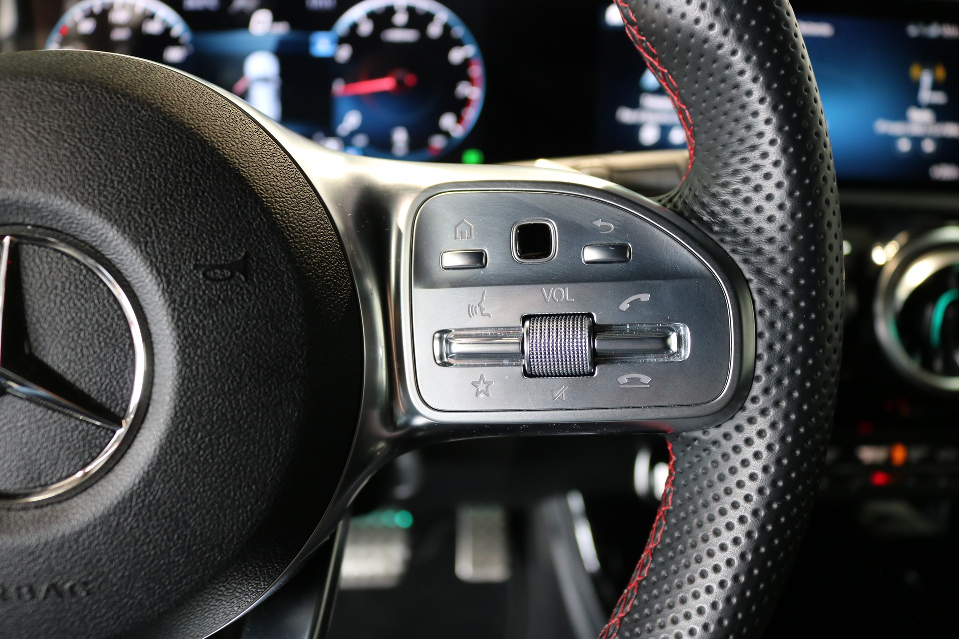 MERCEDES-BENZ CLA Shooting Brake 250 4Matic 7G-DCT AMG Line-image-27