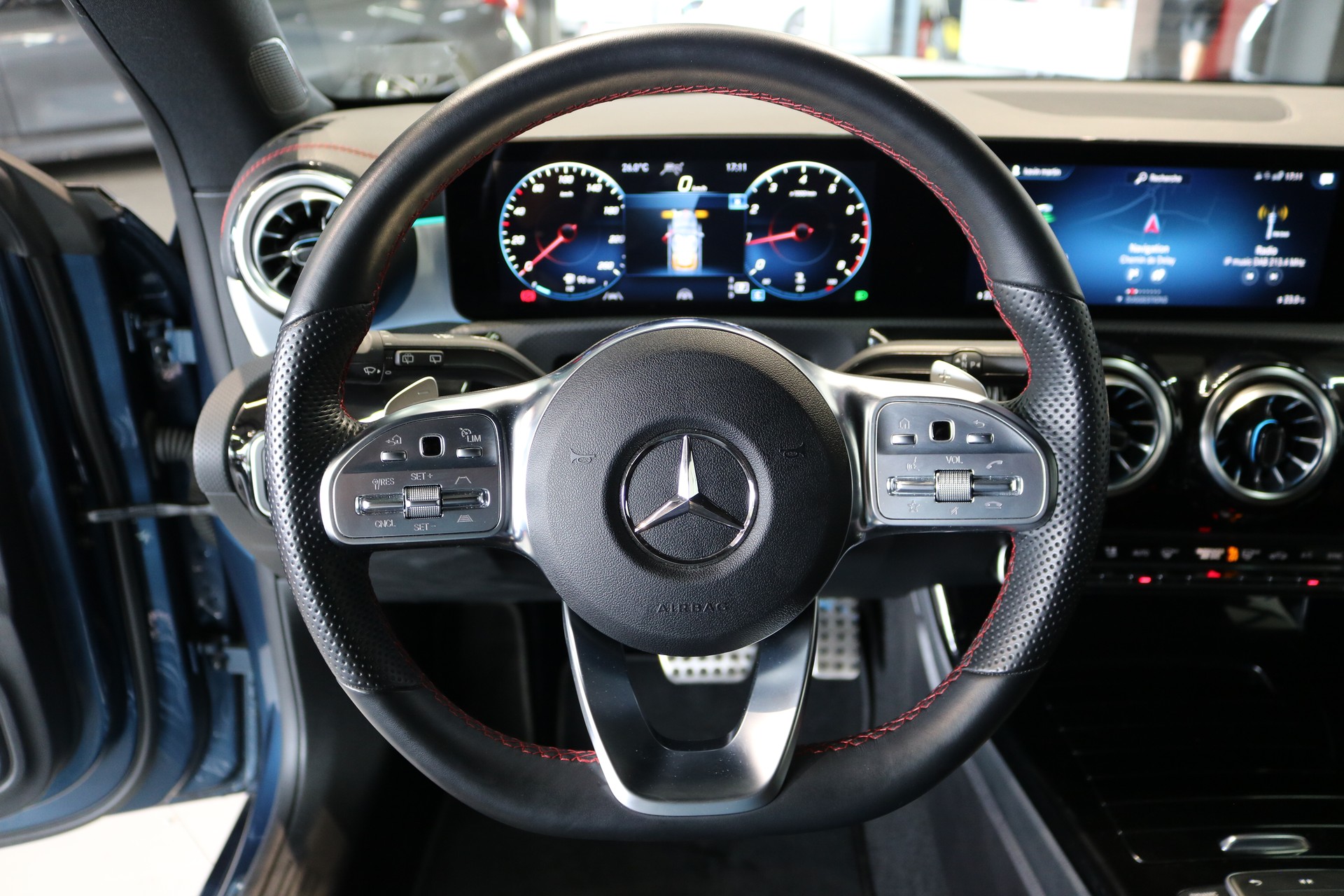 MERCEDES-BENZ CLA Shooting Brake 250 4Matic 7G-DCT AMG Line-image-4