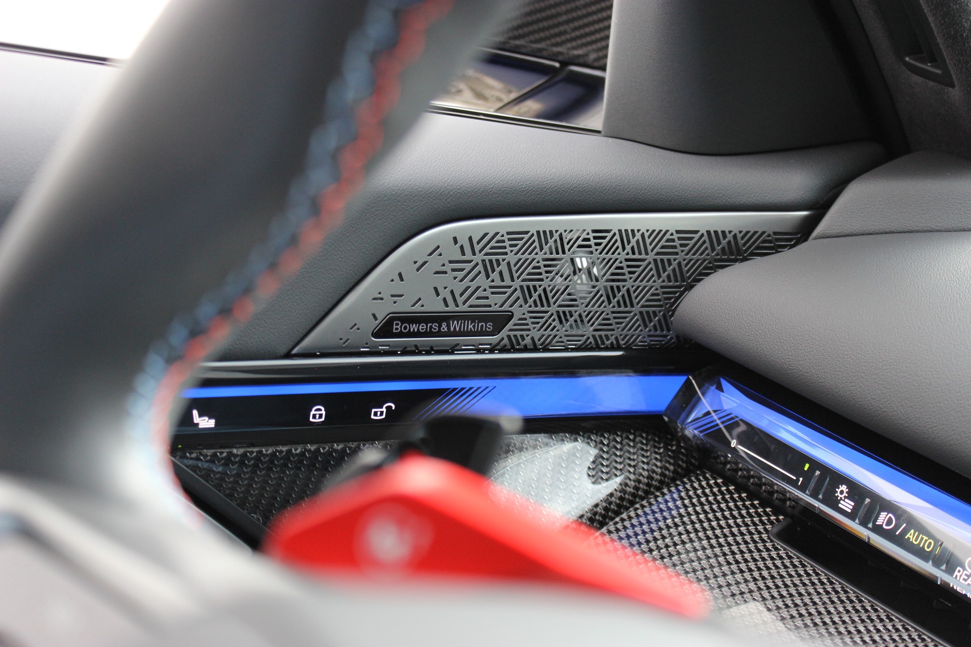 BMW M5 xDrive *M Marina Bay Blau metallic*-image-11