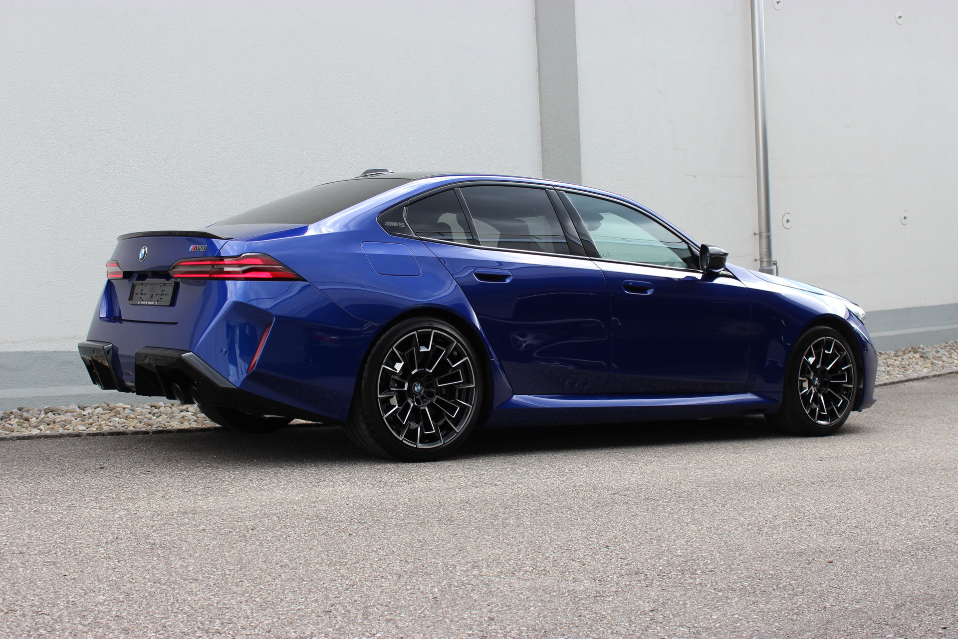 BMW M5 xDrive *M Marina Bay Blau metallic*-image-0